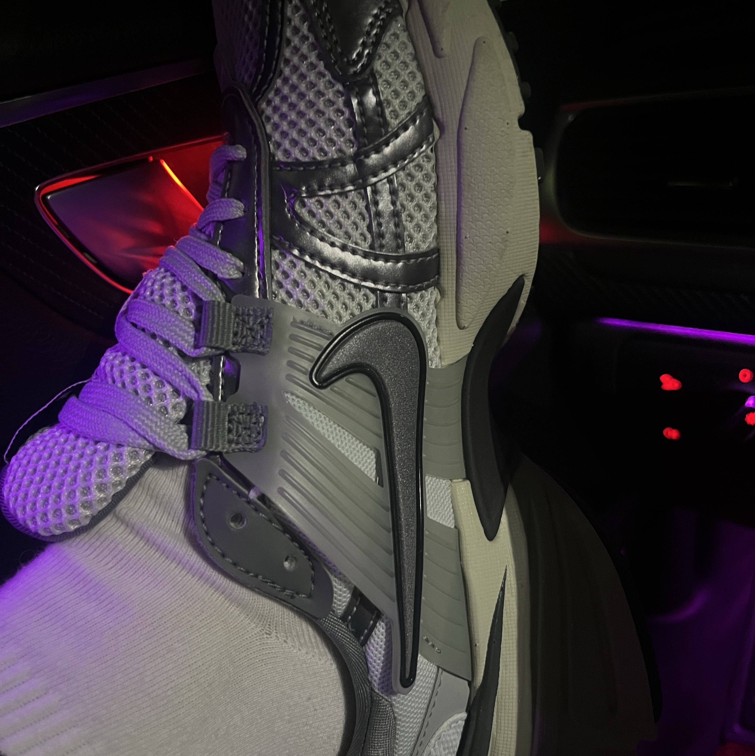 Nike V2K Run Pure Platinum Wolf Grey 착용 스타일