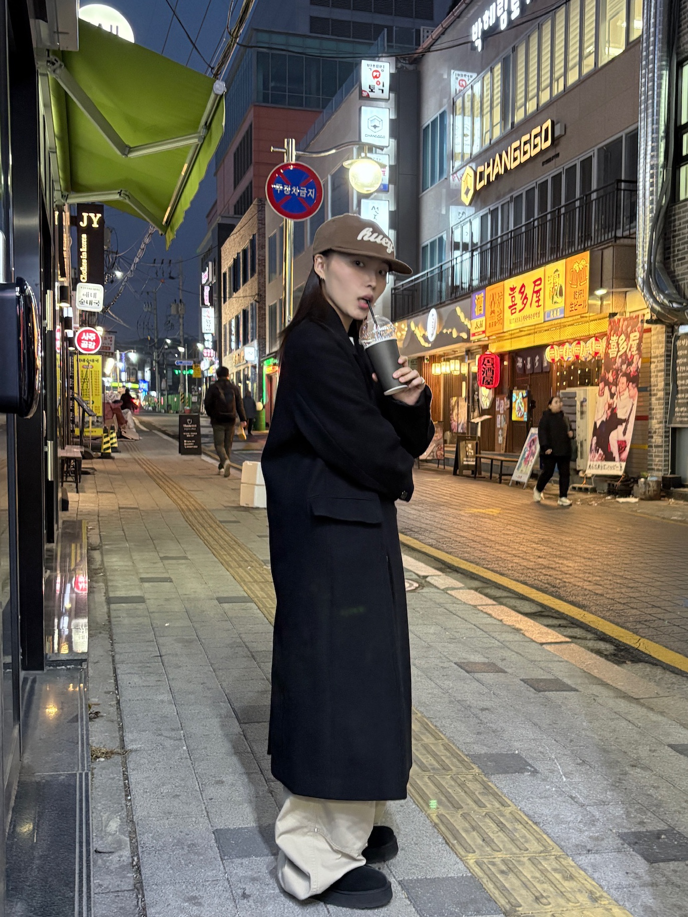 [KREAM 단독] Huey Applique Cap Brown, (W) UGG Tazz Slipper Black 착용 스타일 - 3