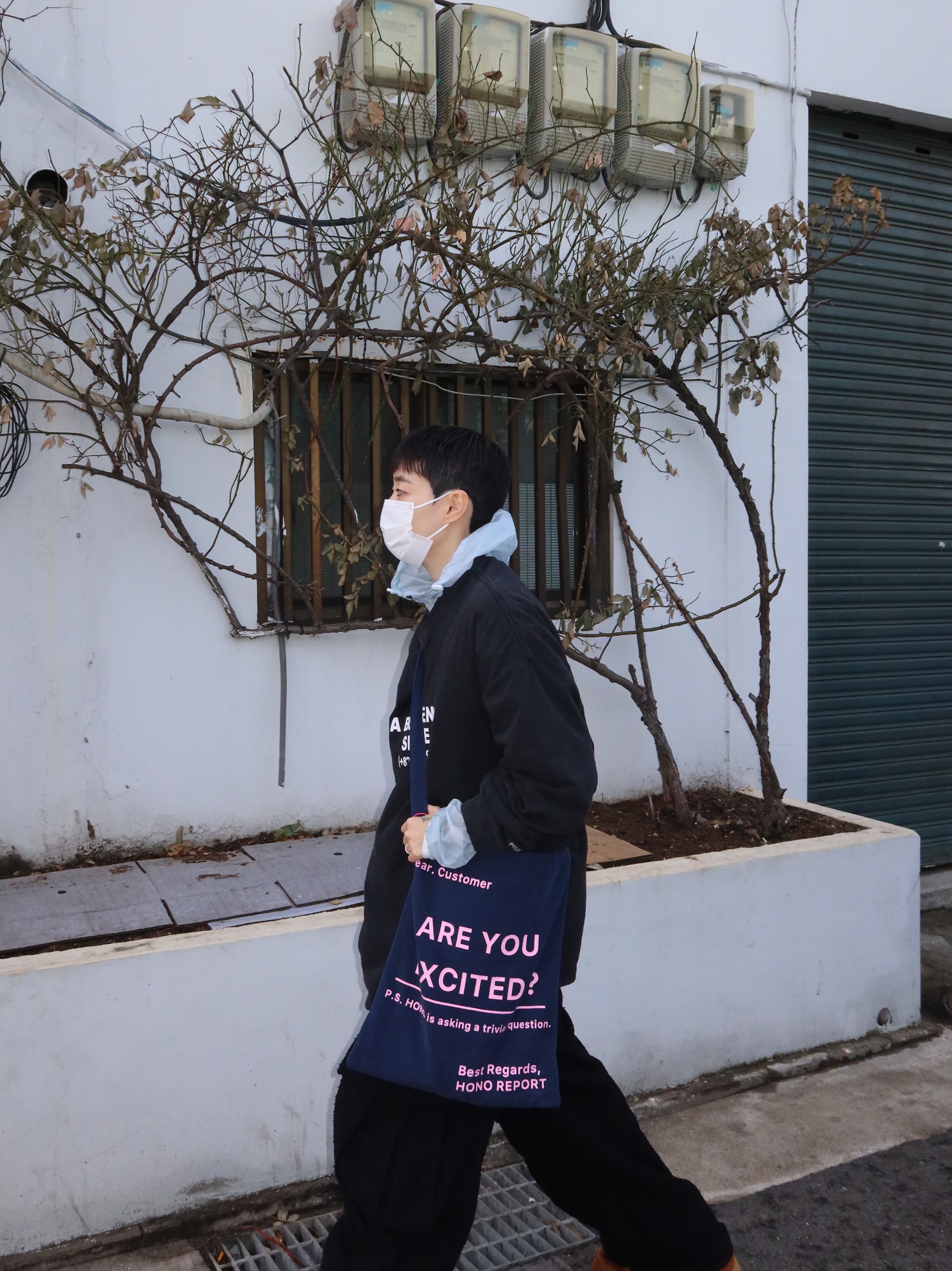 호노 리포트 레터 백 네이비, 호노 리포트 자카드 카고 팬츠 데미지드 블랙 착용 스타일 - 6