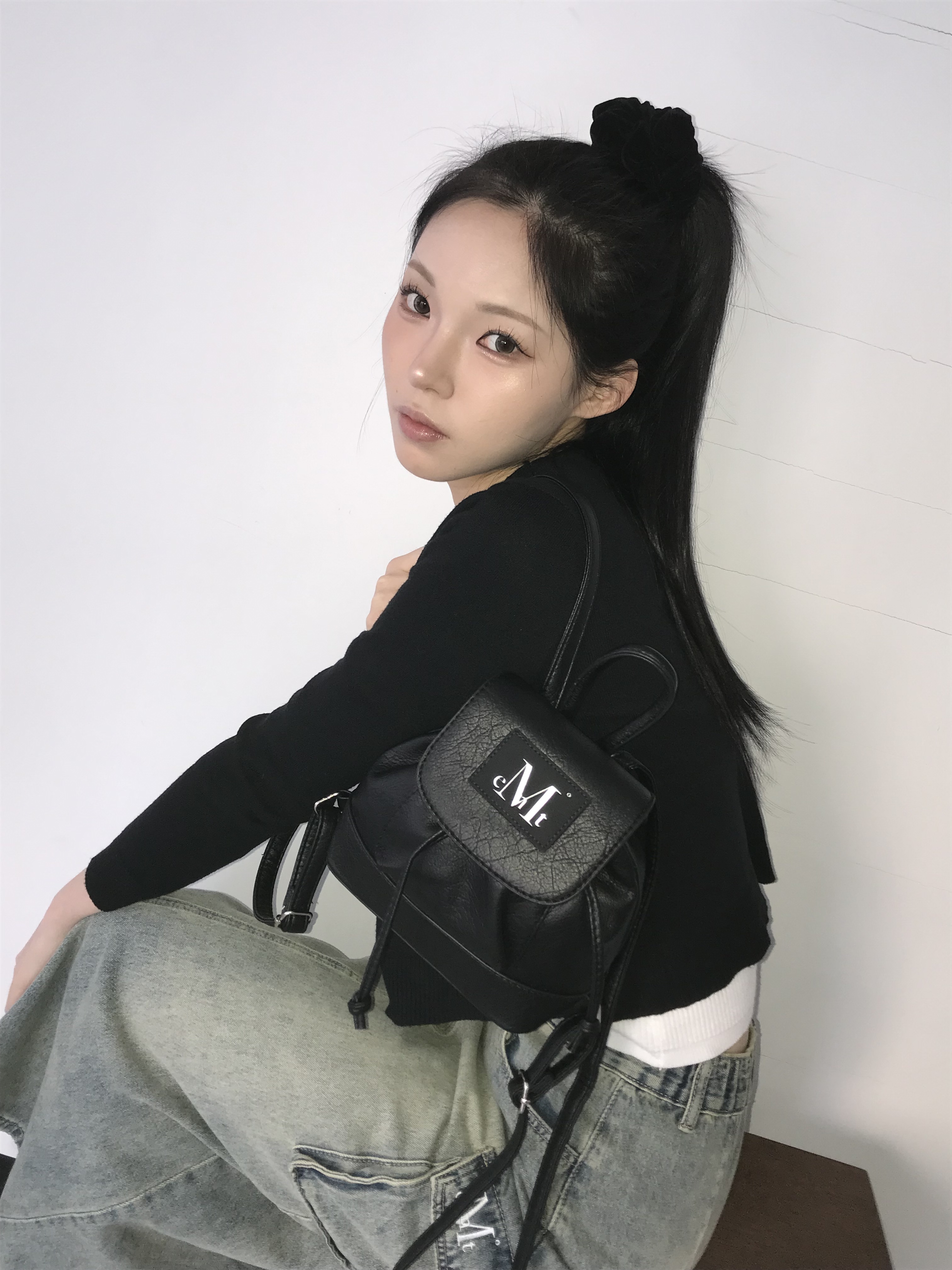 MUCENT Reno Crack Round Mini Backpack Black, MUCENT Roly Long Cargo Denim Skirt Denim 착용 스타일 - 2