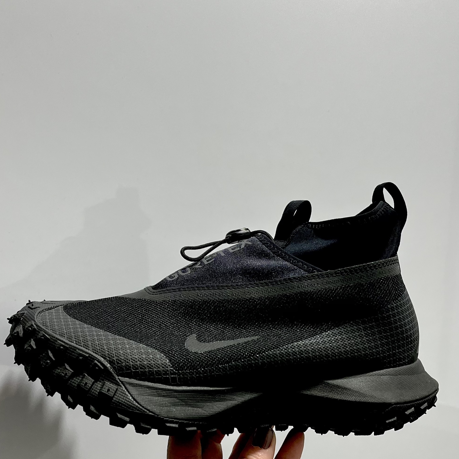 Nike ACG Mountain Fly Gore-Tex Black and Dark Grey 착용 스타일 - 1