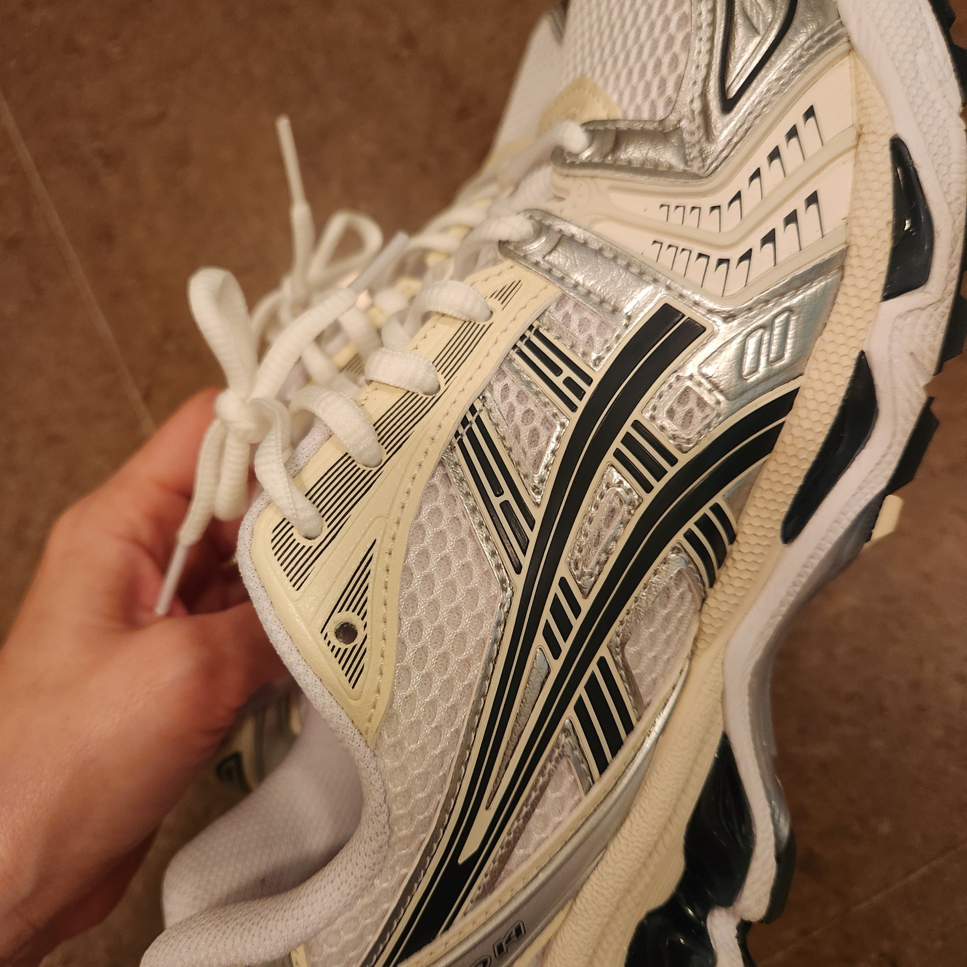 (W) Asics Gel-Kayano 14 White Midnight 착용 스타일