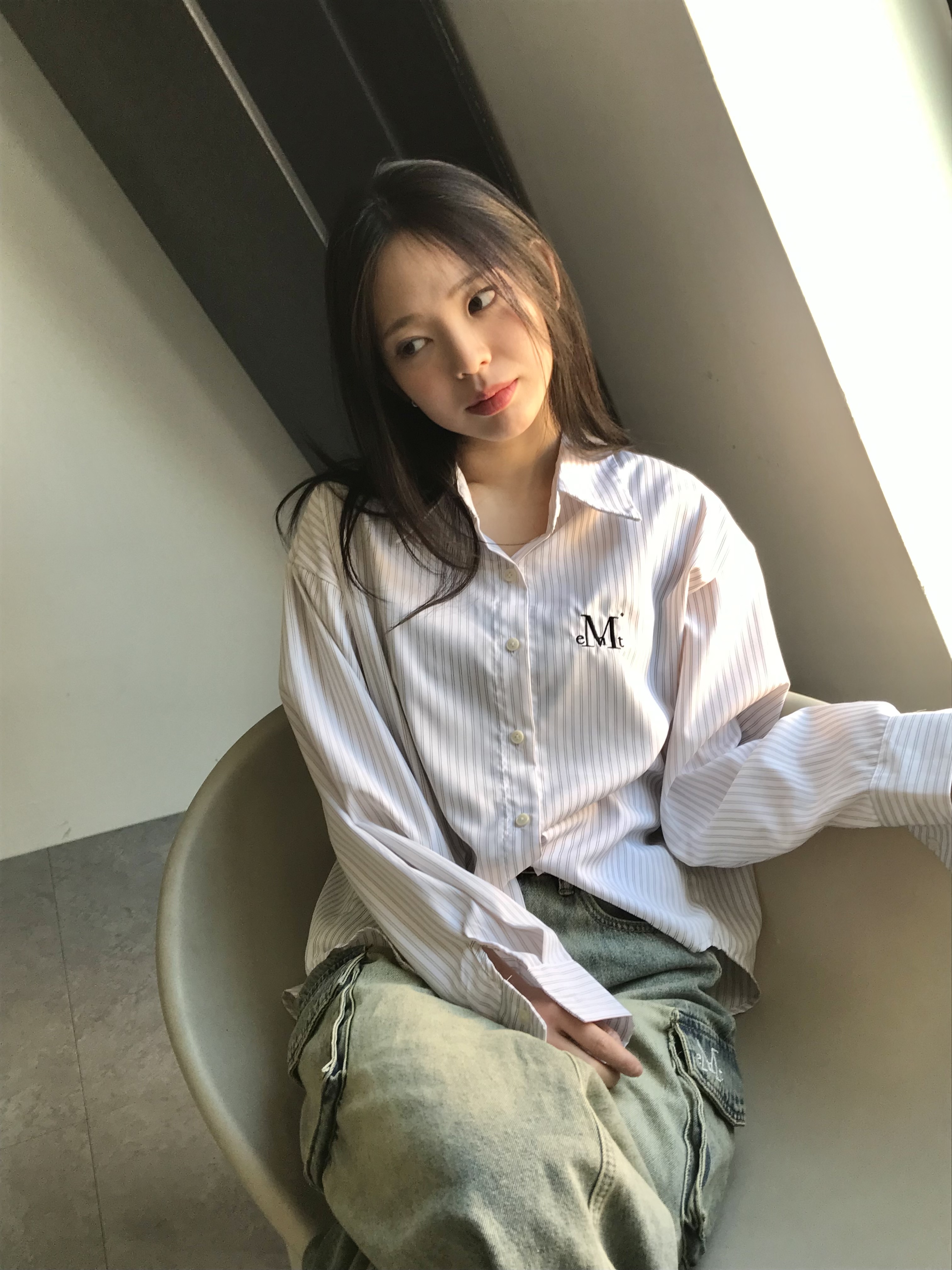 무센트 보나 시그니처 스트라이프 셔츠 라이트 베이지, 무센트 롤리 롱 카고 데님 스커트 데님 착용 스타일 - 3