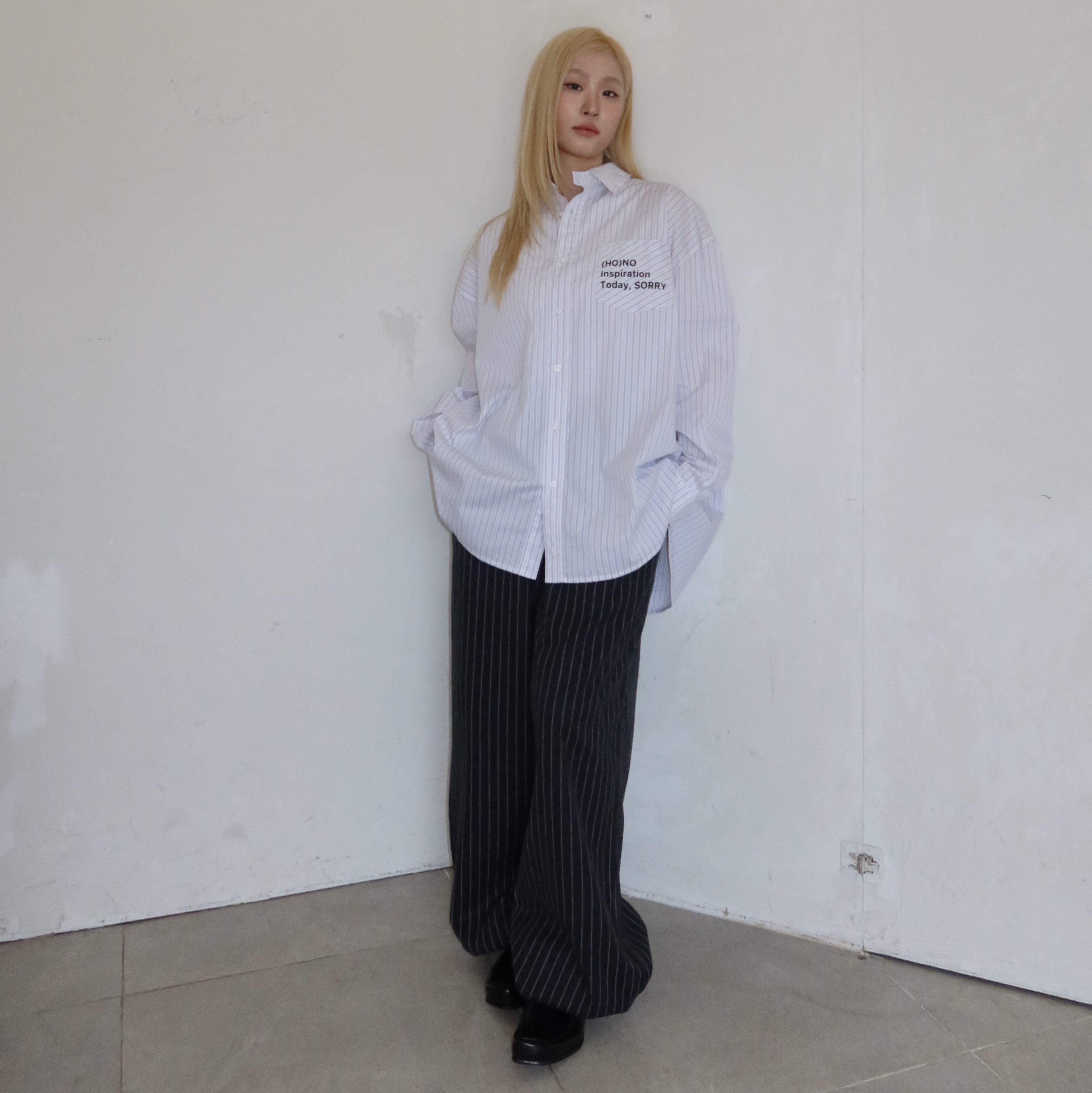 Hono Report Typo Shirts White Stripe, Hono Report Easy Big Pants Black Stripe 착용 스타일