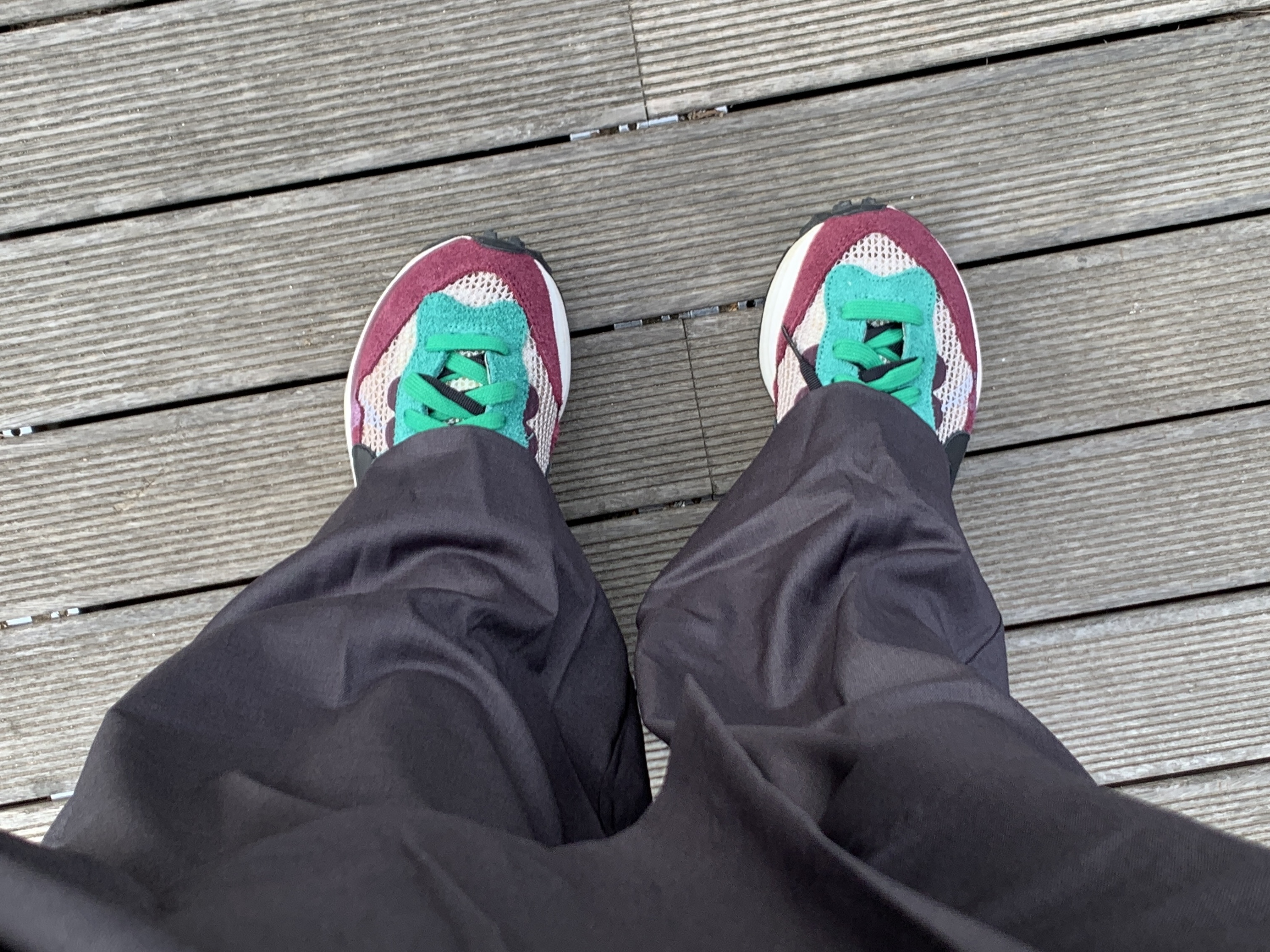 Hoka x Satisfy Mafate Speed 4 Lite Sulfur, Nike x Sacai VaporWaffle String & Black Villain Red 착용 스타일 - 4