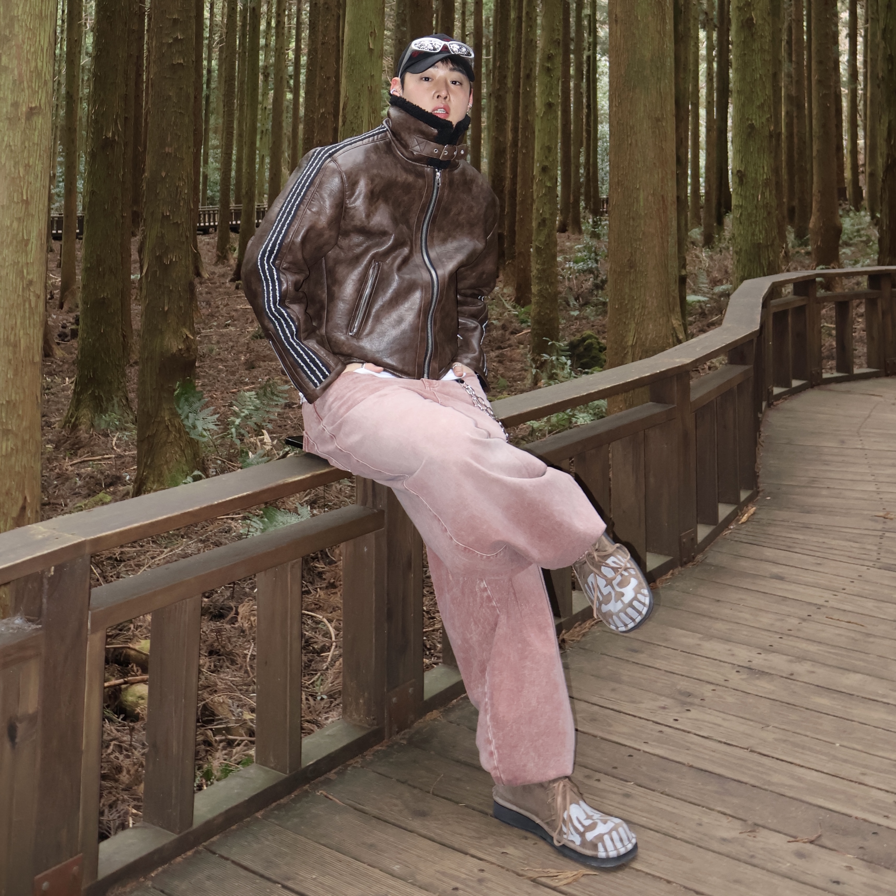 TWOSPC. Bone-Frame Brown, Balenciaga Swift Oval Sunglasses Silver 착용 스타일 - 2