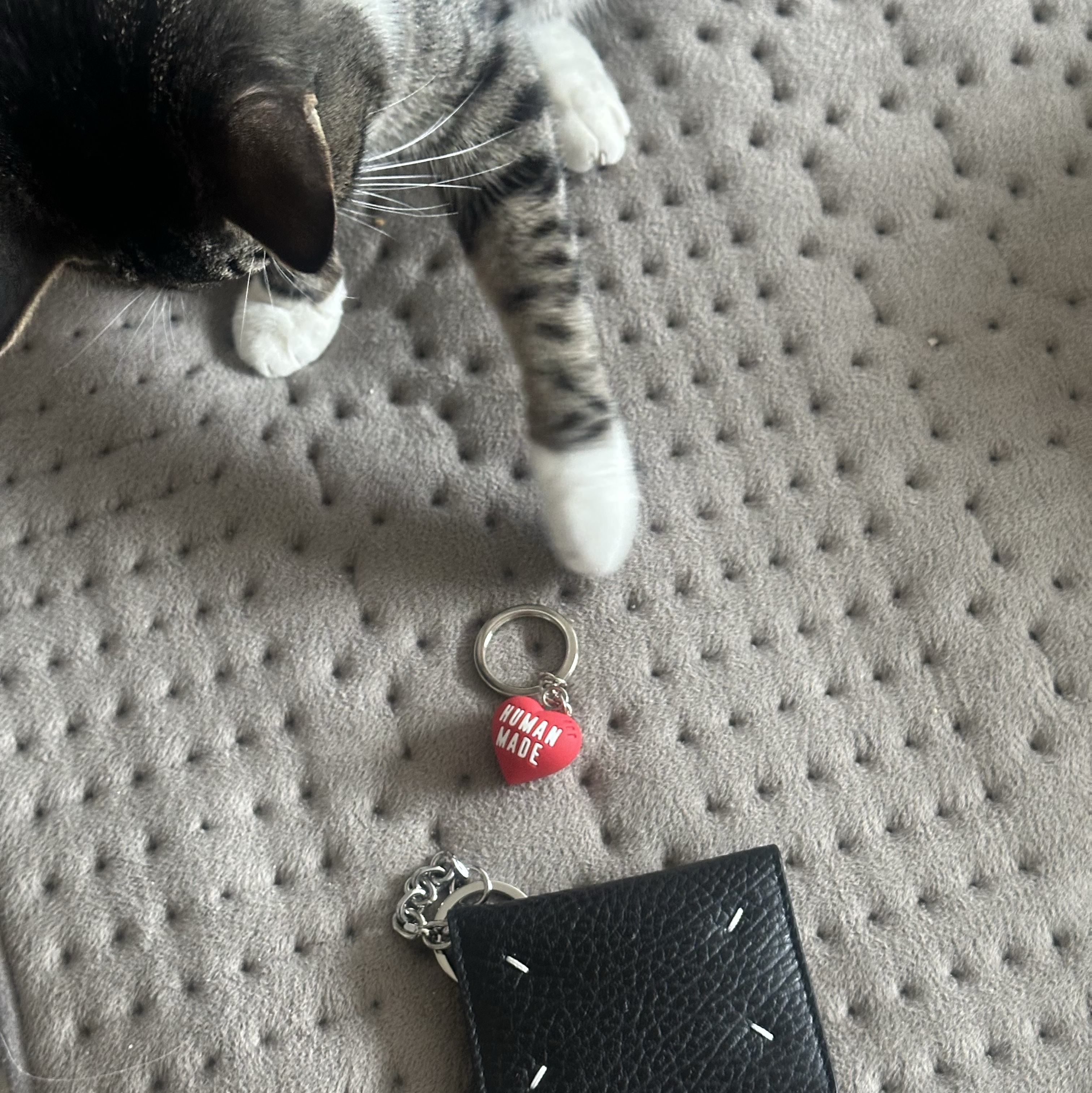 Maison Margiela Keyring Wallet Black, Human Made Heart Rubber Key Chain Red 착용 스타일