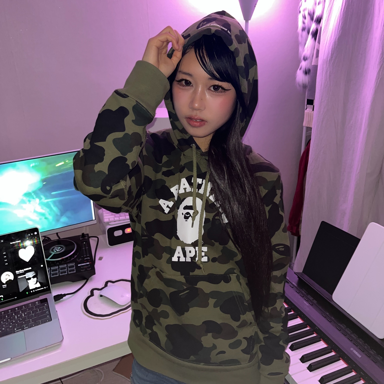 BAPE 1st Camo College Pullover Hoodie Army Green 착용 스타일