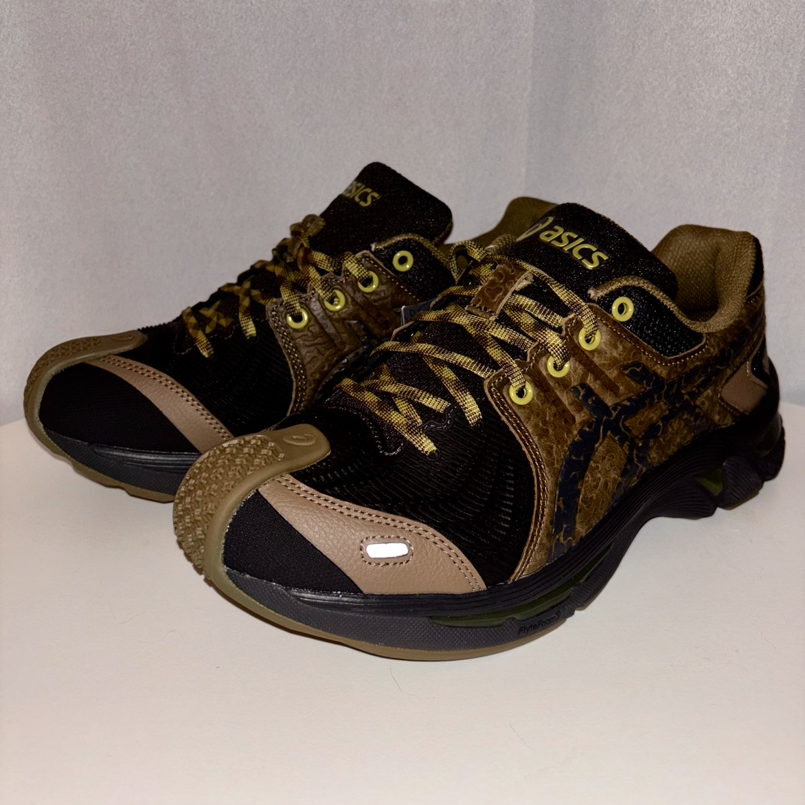 Asics x Kiko Kostadinov Gel-Kiril 3 Black Deep Blue, Asics x Kiko Kostadinov Gel-Kiril 3 Bronze Brown 착용 스타일