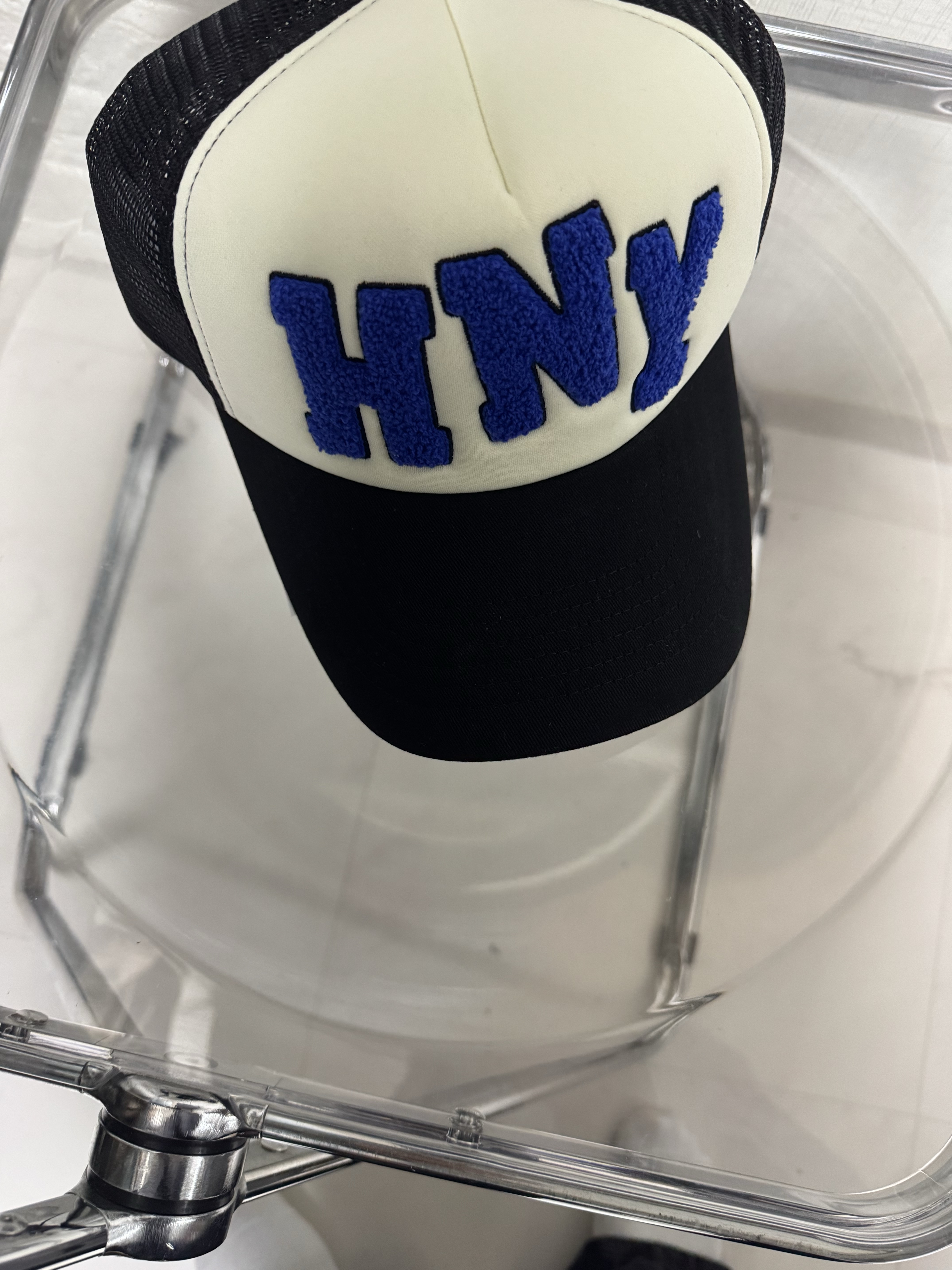 Honey Scoop House HNY Logo Trucker Cap Black, Honey Scoop House Clover Keyring Black 착용 스타일 - 4