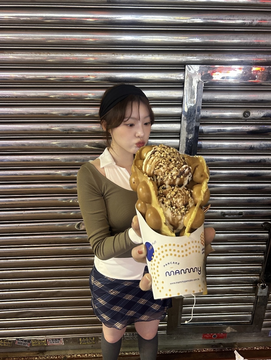 플레이 꼼데가르송 블랙 하트 니트 가디건 그레이, 아디다스 가젤 코어 블랙 팬톤 착용 스타일 - 6