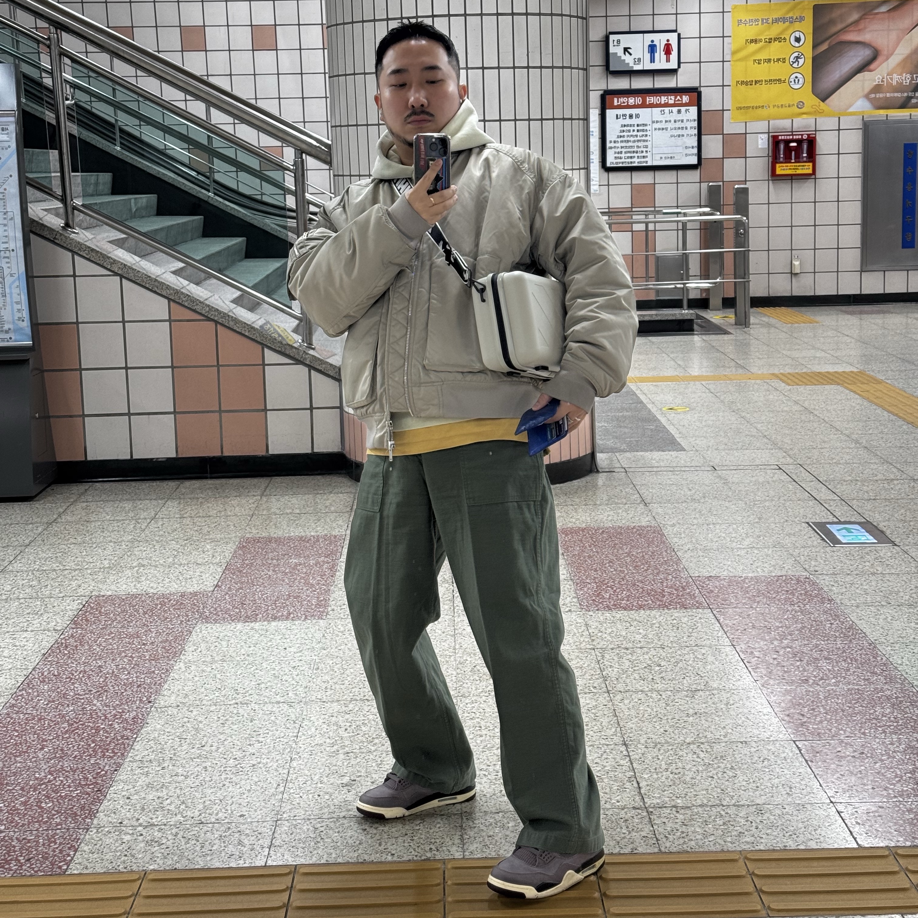 조던 4 x 아 마 마니에르 레트로 바이올렛 오어, 오프화이트 x 아모레 퍼시픽 프로텍션 박스 (코스메틱 제외) 착용 스타일