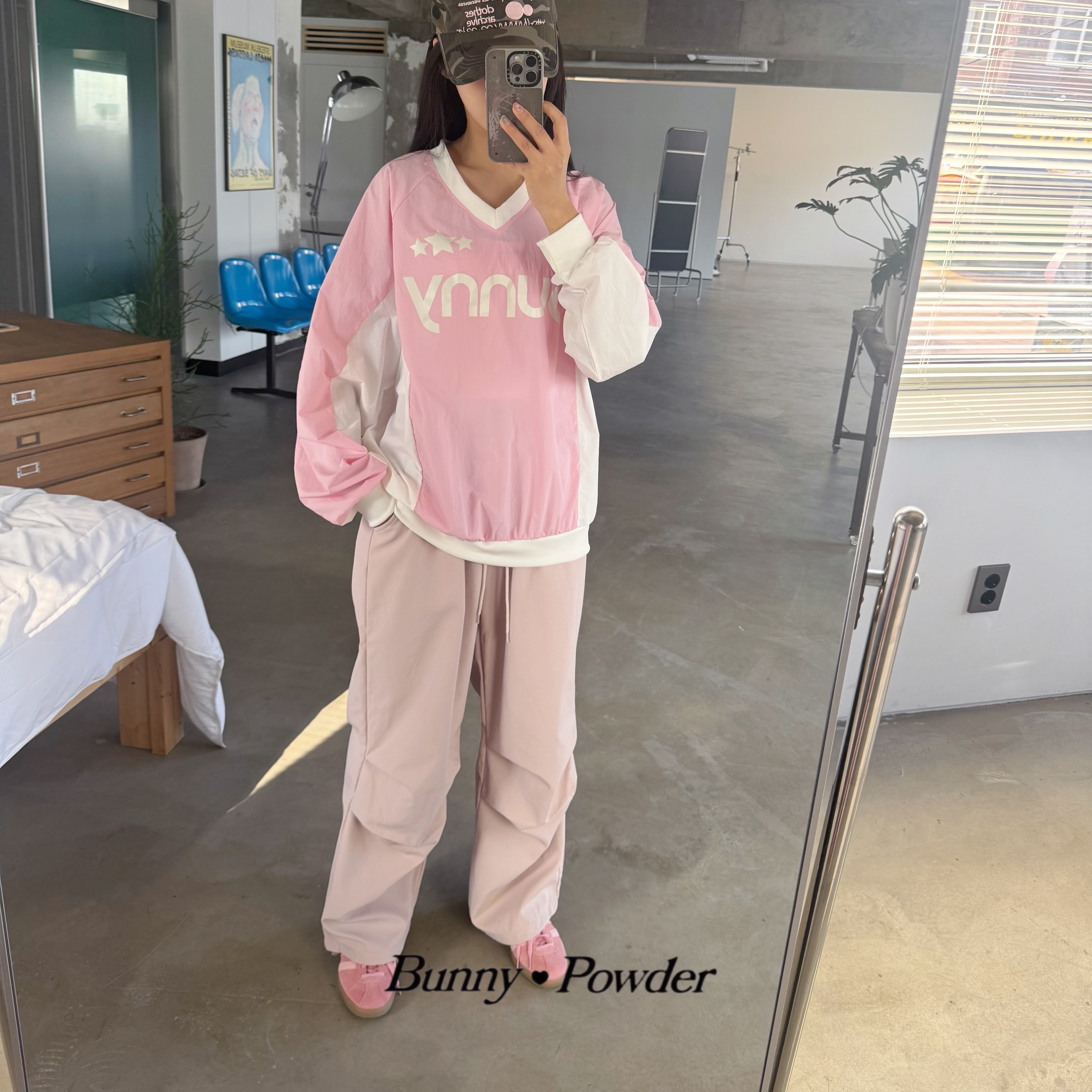 Adidas Bermuda Glow Pink 착용 스타일 - 3