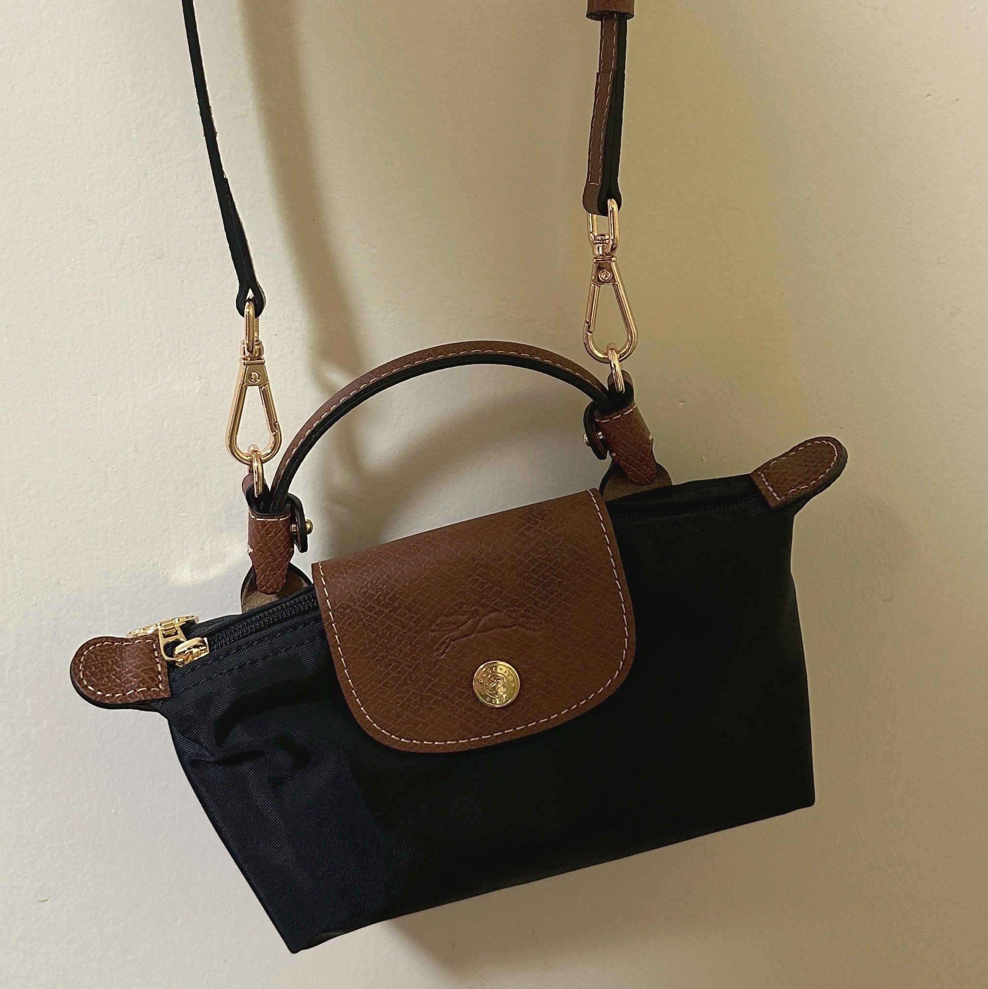 Longchamp Le Pliage Original Handle Pouch Black 착용 스타일