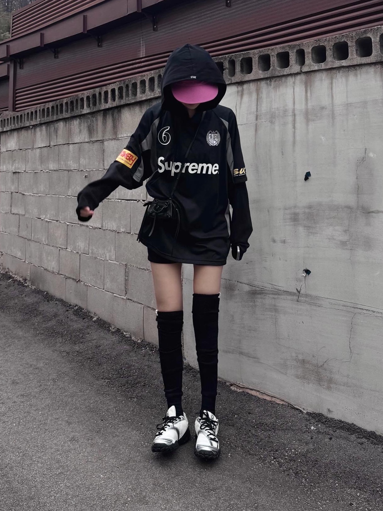 Supreme Hooded Soccer Jersey Black - 23FW, Supreme Waxed Cotton Camp Cap Magenta - 23FW 착용 스타일