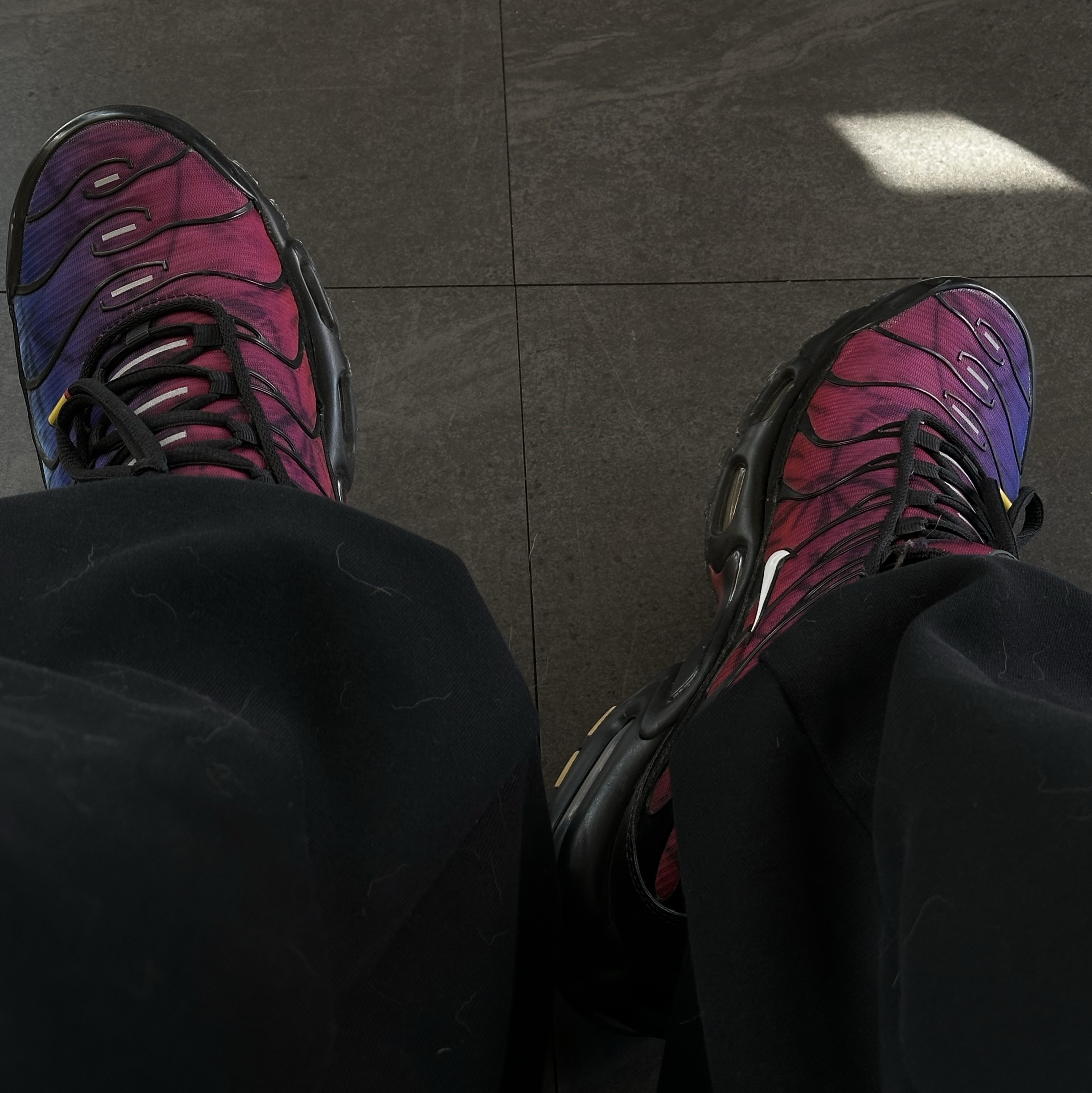 Nike Air Max Plus 25th Anniversary Black Varsity Red 착용 스타일
