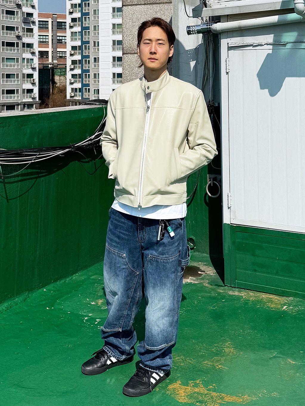 큐티에잇 가먼츠 신세틱 레더 모터 자켓 크림, 큐티에잇 가먼츠 페인티드 더블니 워시드 팬츠 블루 착용 스타일 - 1