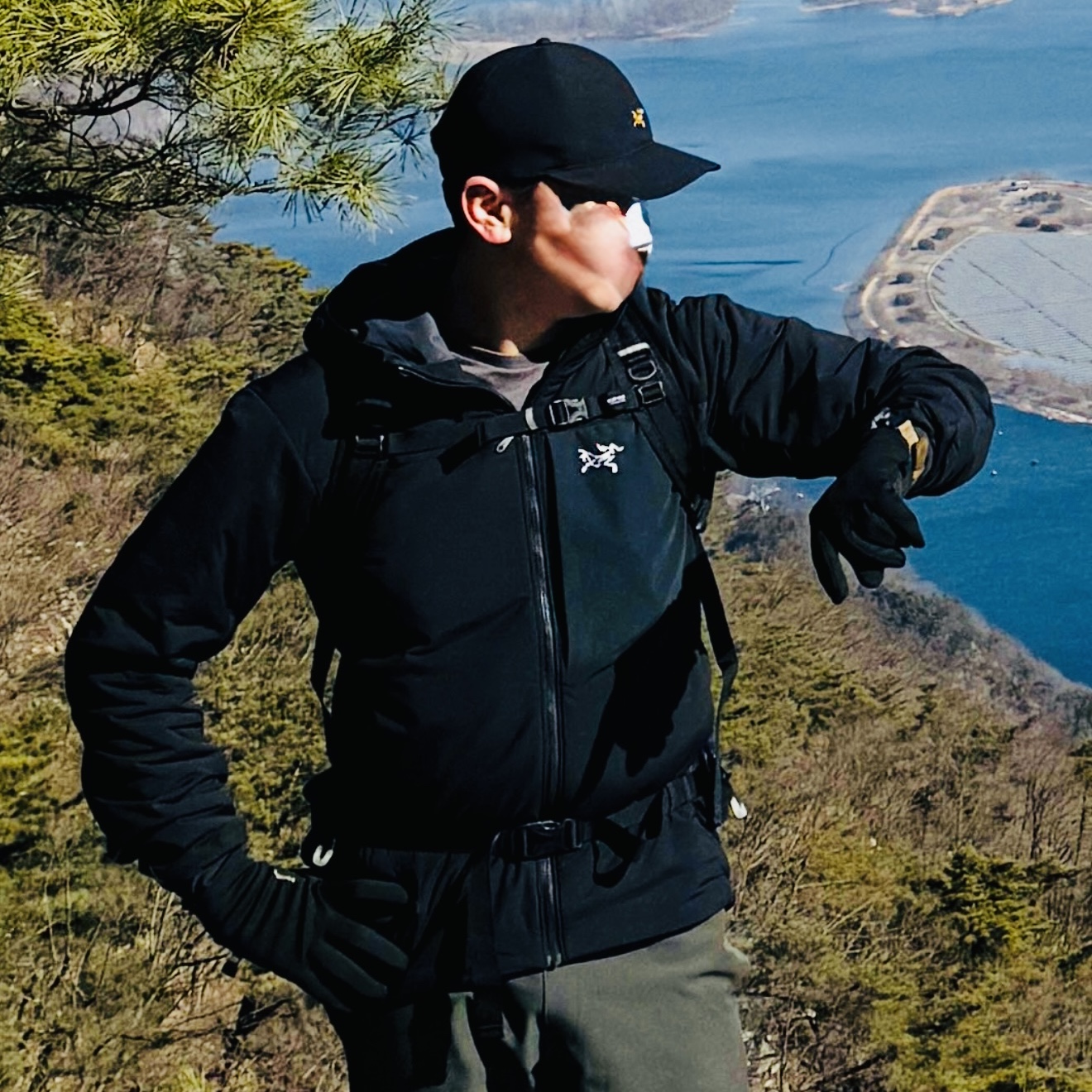 Arc'teryx Proton Hoody Black, Arc'teryx Small Bird Cap Black 착용 스타일 - 1