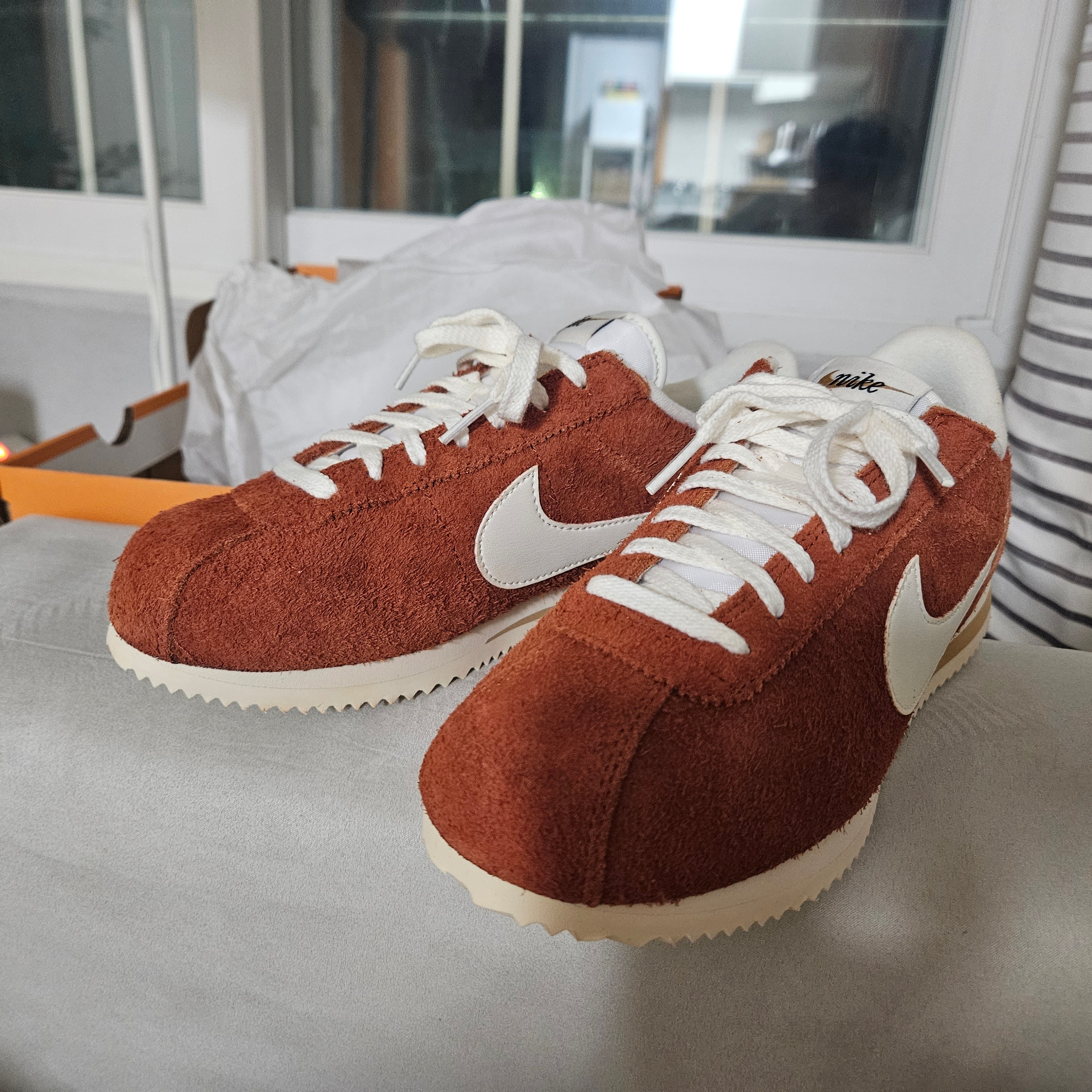 Nike Cortez SE Dark Russet Flax 착용 스타일
