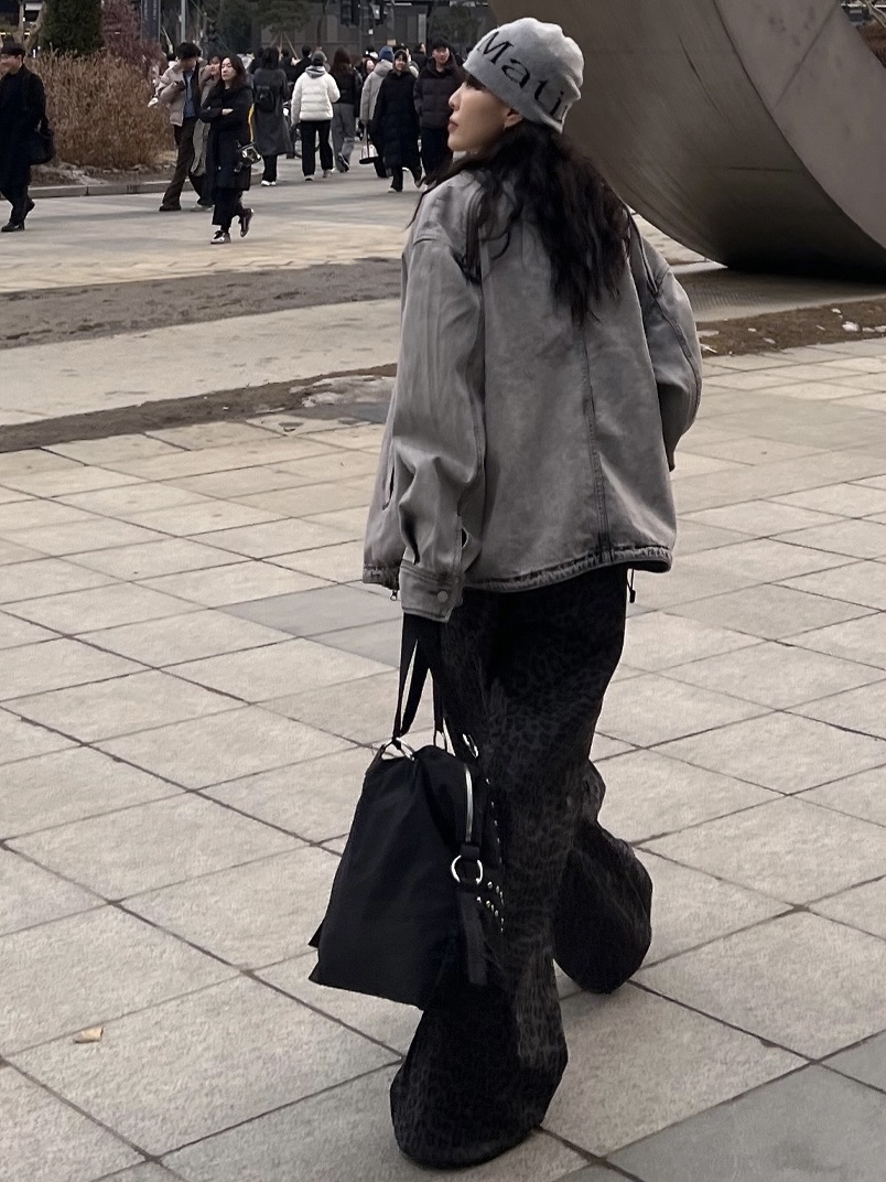 마뗑킴 로고 자카드 숏 비니 그레이 착용 스타일 - 2