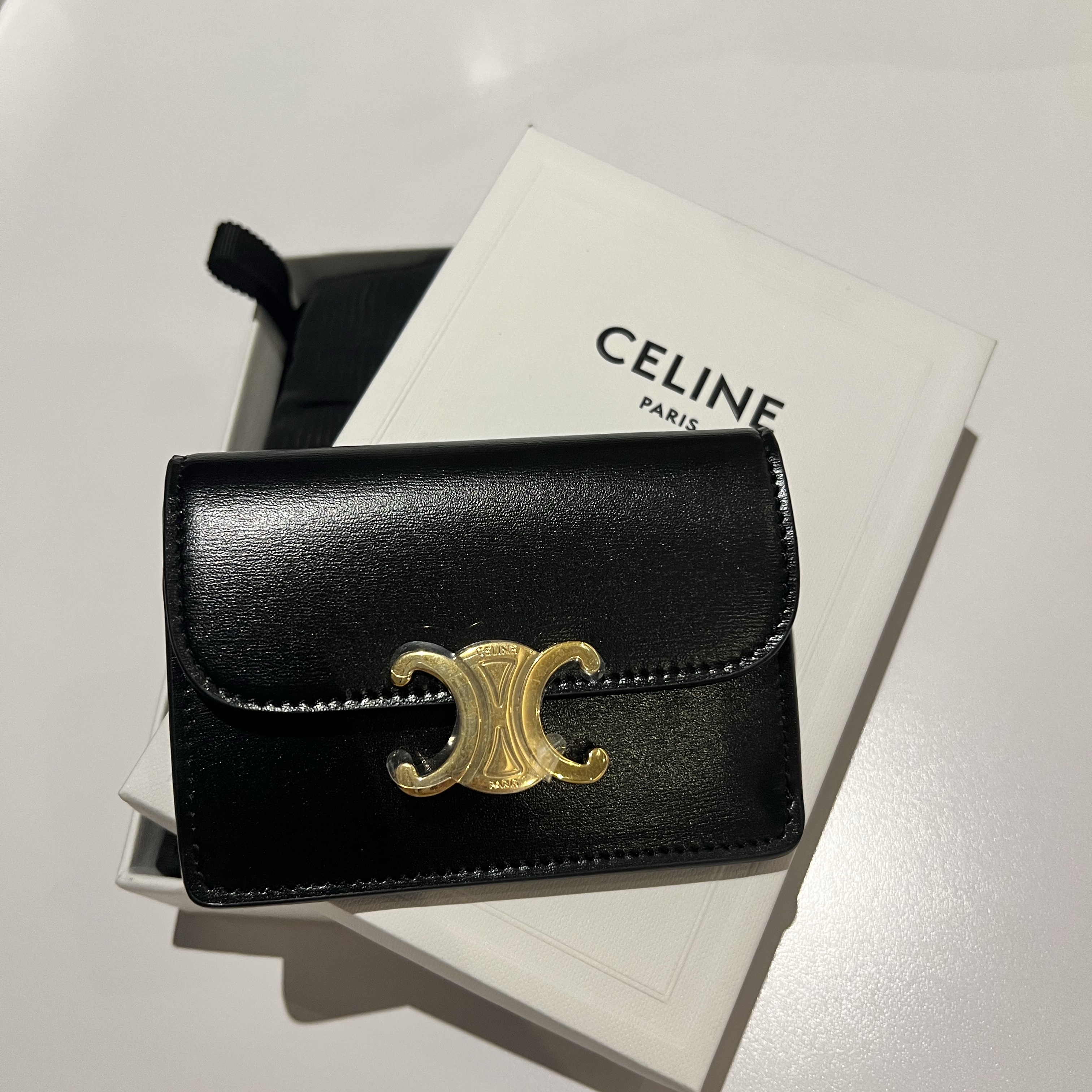 Celine Card Holder with Flap in Shiny Calfskin Black 착용 스타일