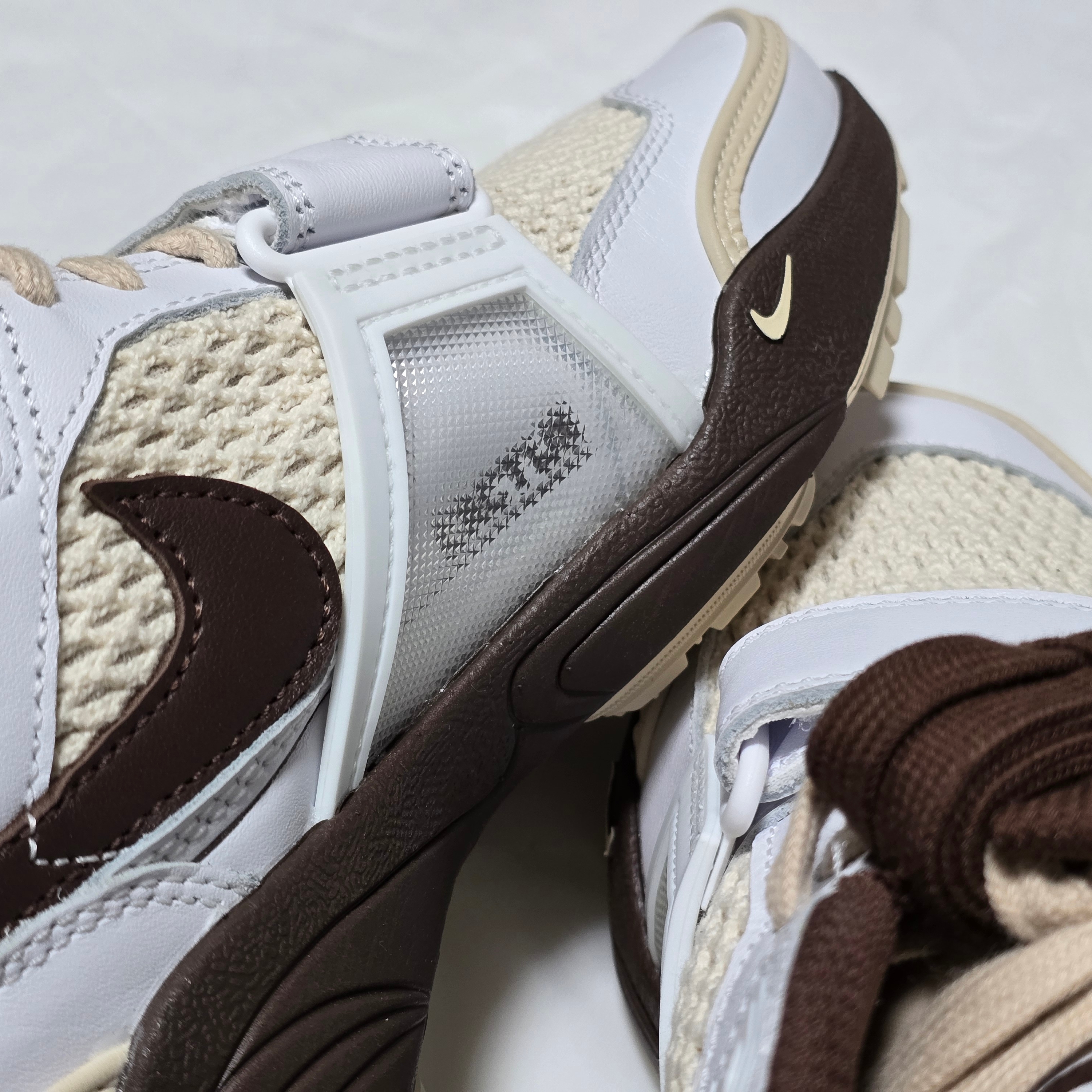 Nike x Travis Scott Zoom Field Jaxx White and Light Chocolate 착용 스타일