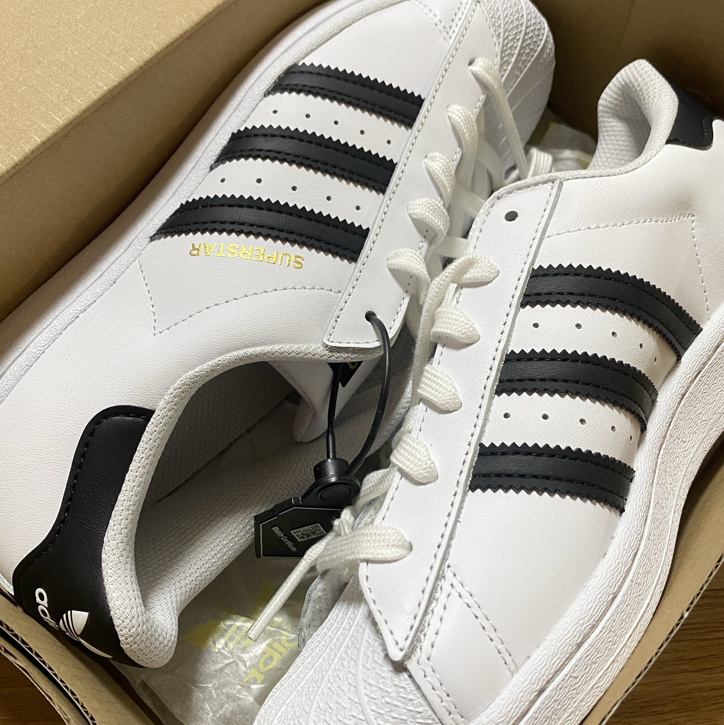 Adidas Superstar White Black 착용 스타일