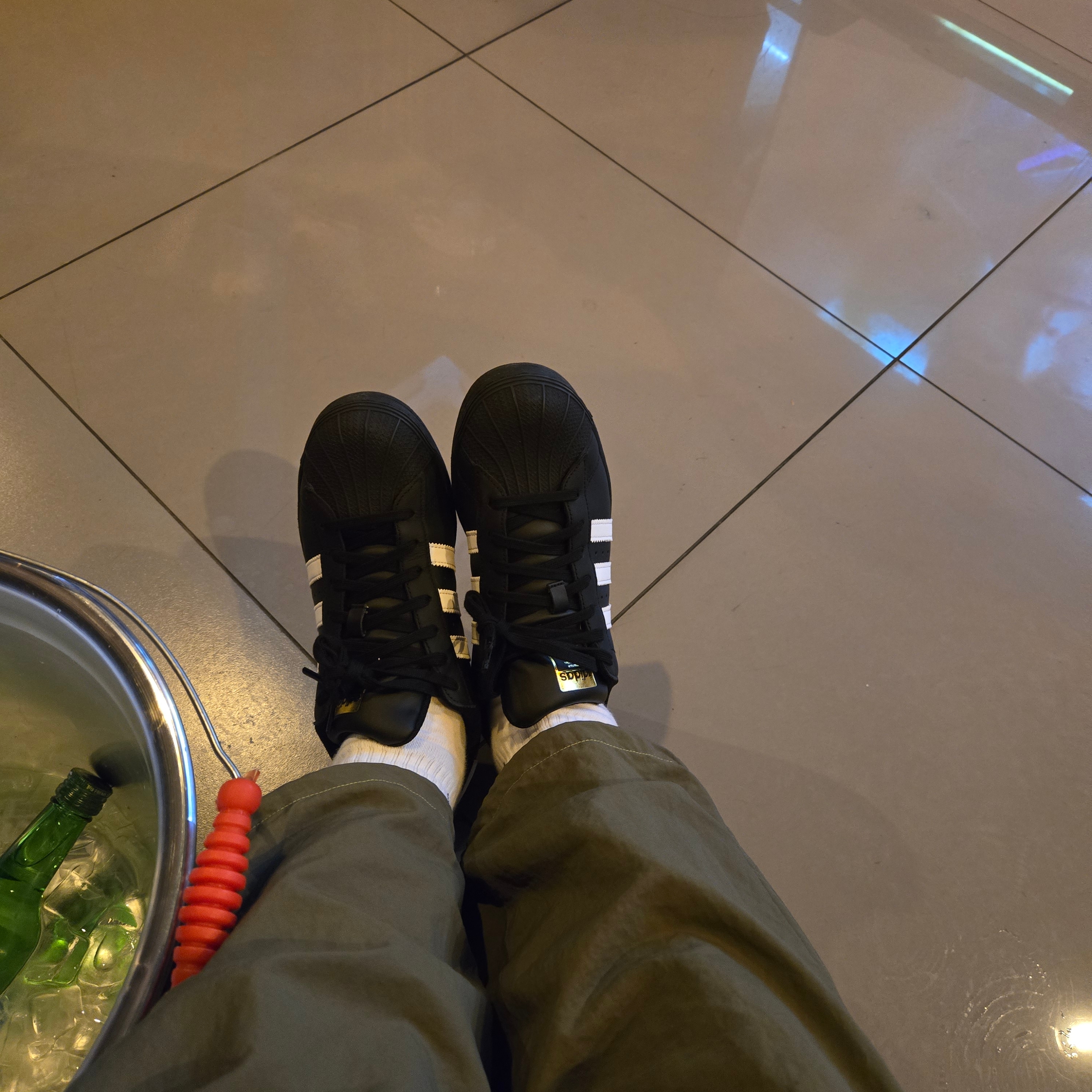 Adidas Superstar Core Black White 착용 스타일