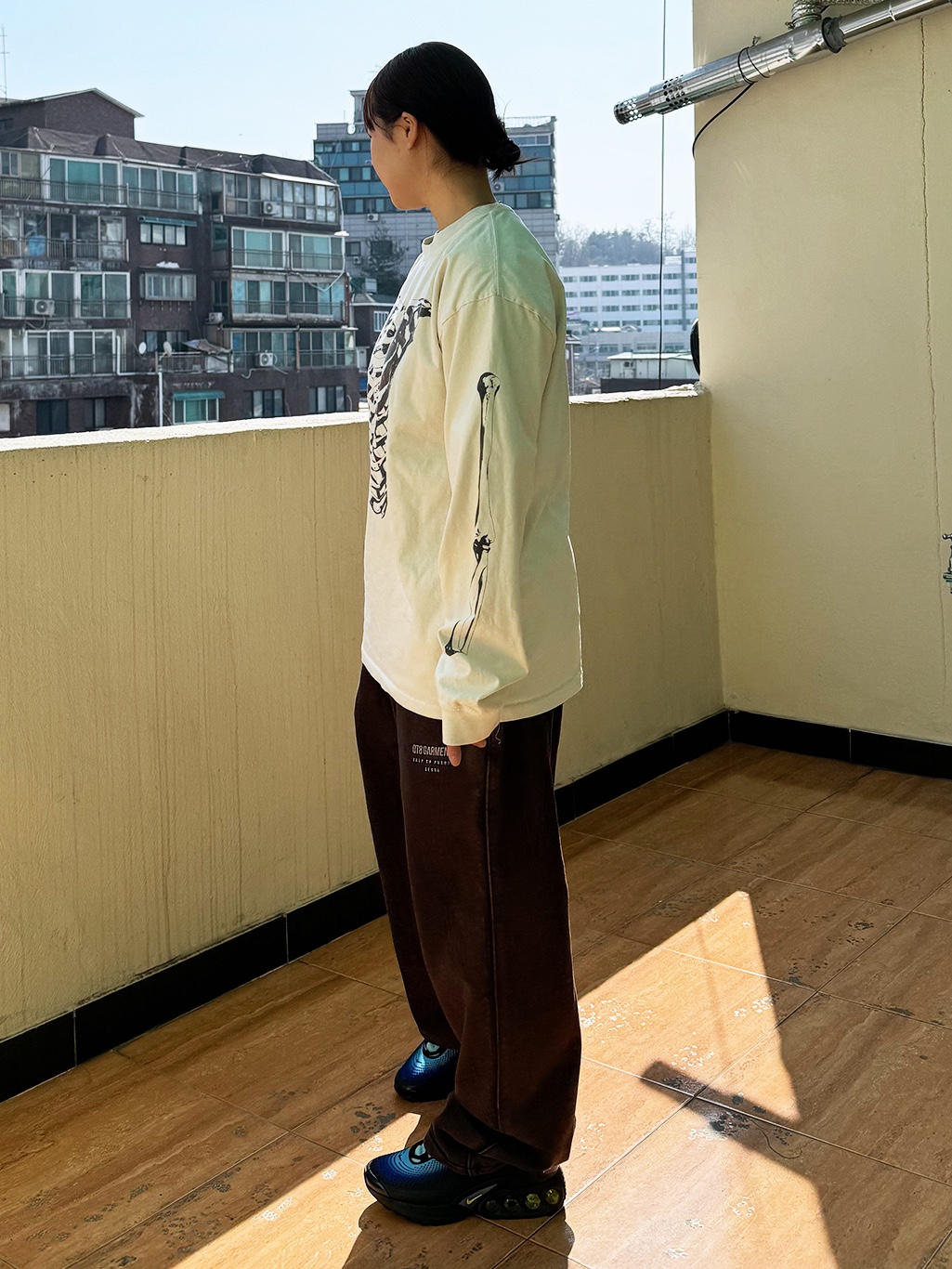QT8 GARMENTS Bones EC Washed Long Sleeve Ecru, QT8 GARMENTS String Washed Sweatpants Black 착용 스타일 - 2