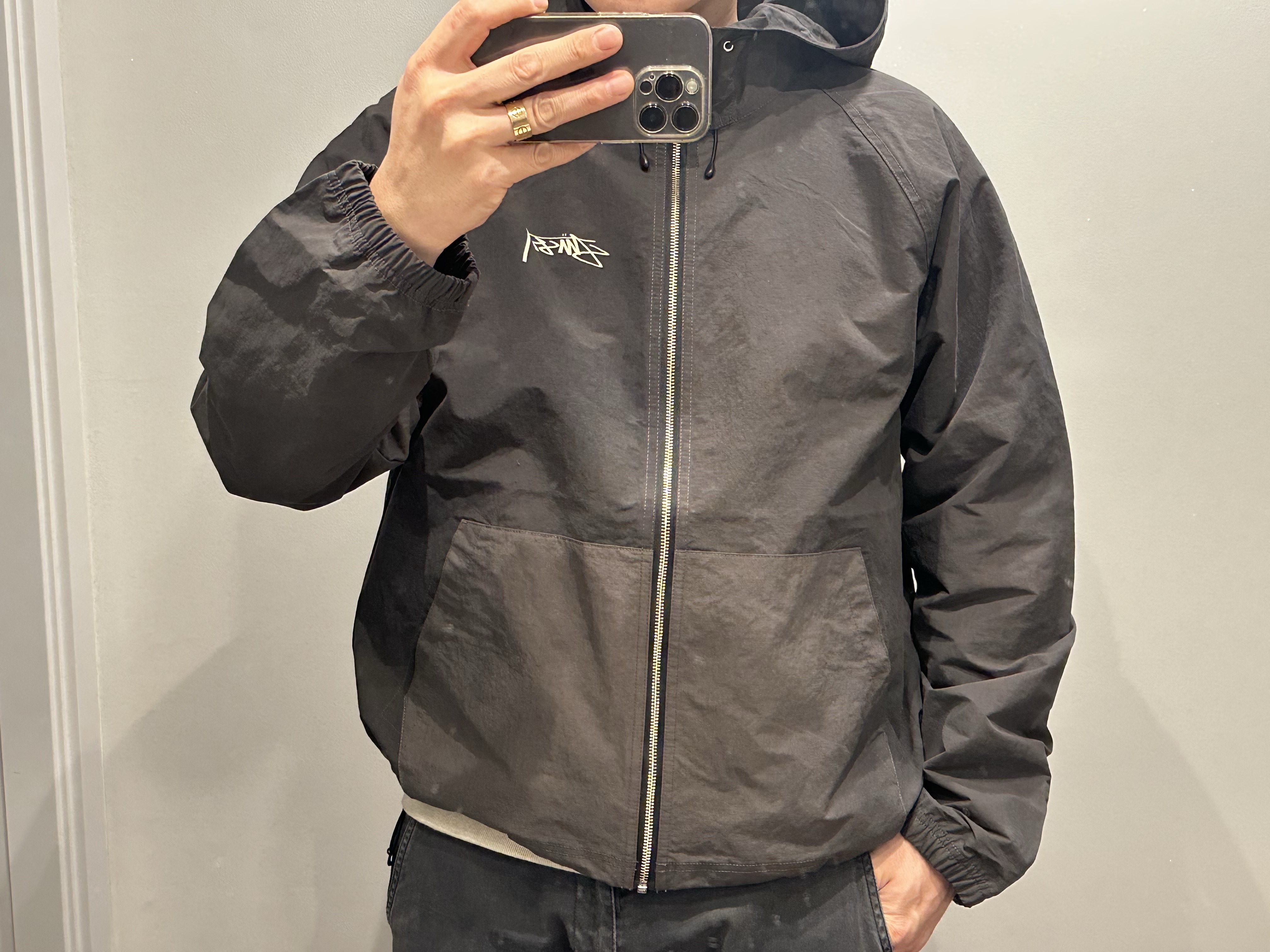 Stussy Wave Dye Beach Shell Jacket Black 착용 스타일