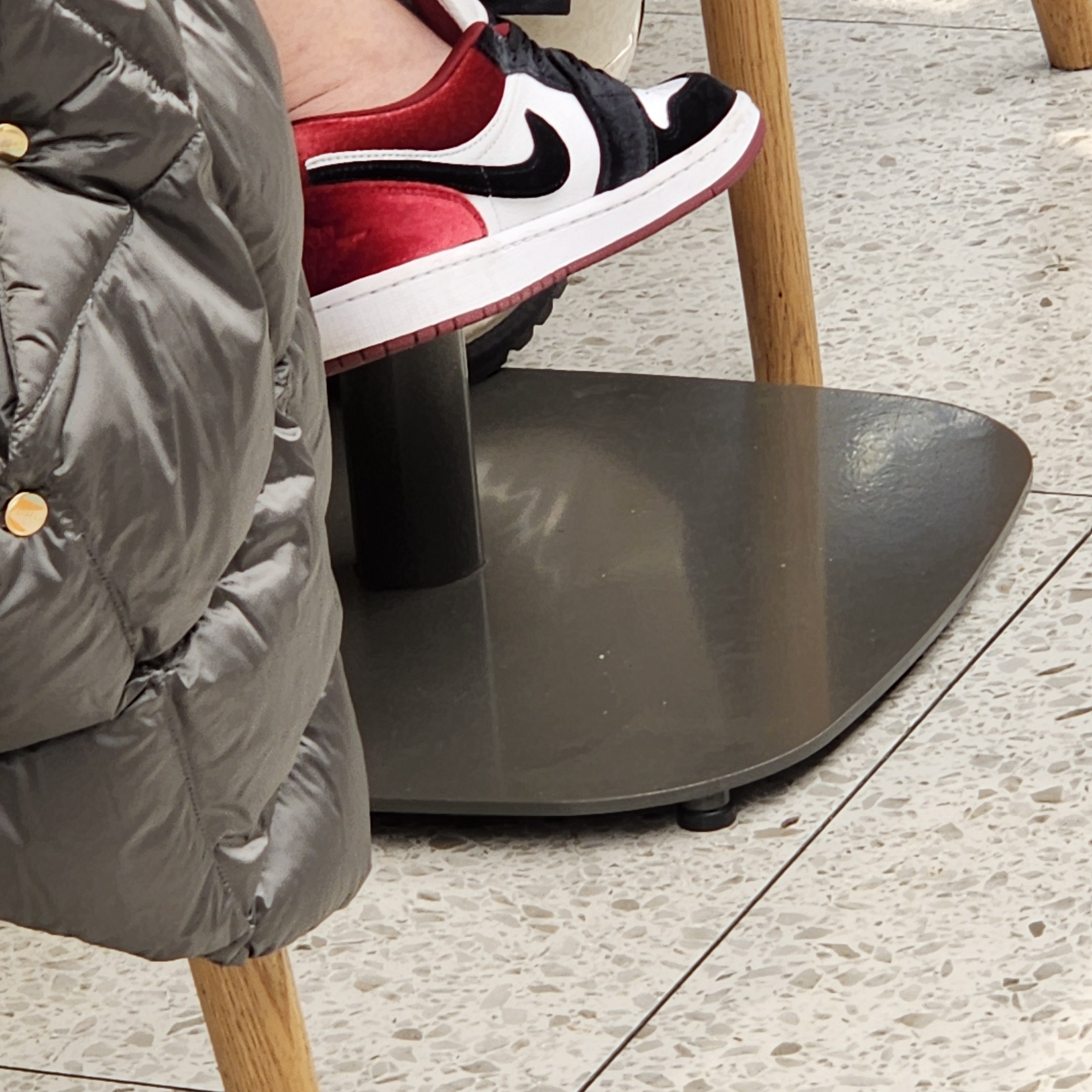 (W) Jordan 1 Low SE Black Team Red 착용 스타일