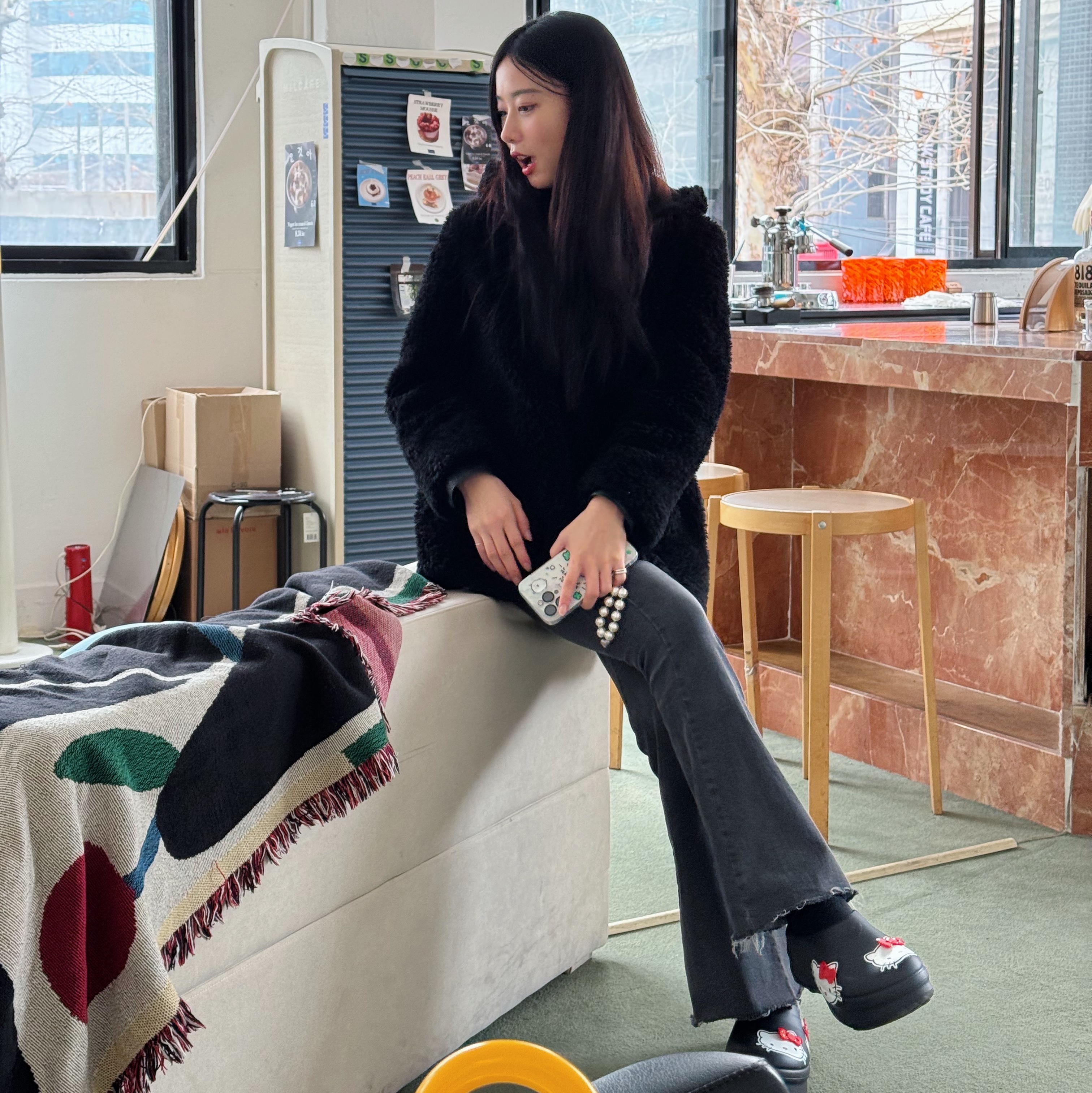 (W) 아디다스 x 헬로 키티 아디폼 스탠 스미스 뮬 코어 블랙 레드 클라우드 화이트 착용 스타일 - 2