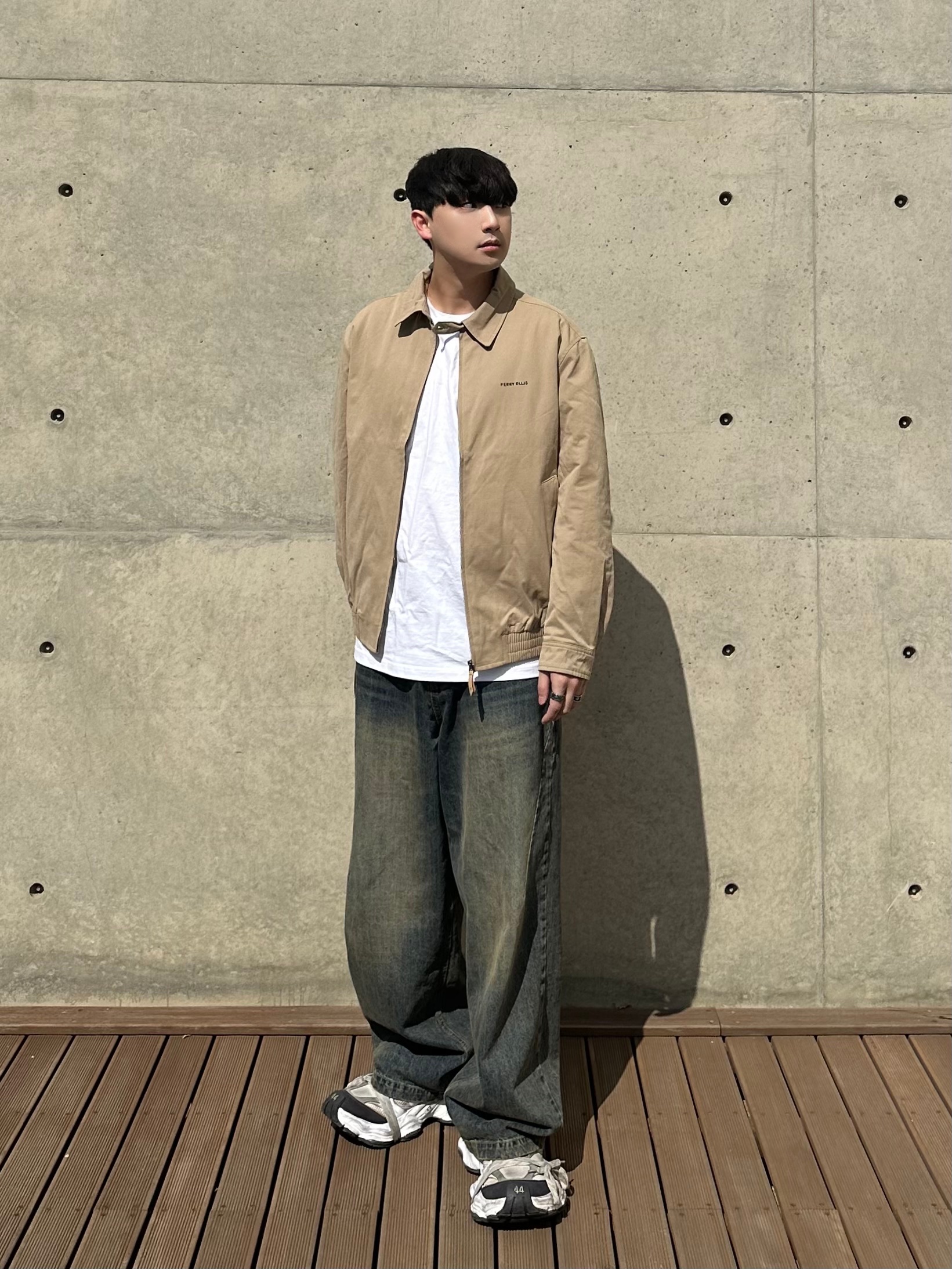 Balenciaga Cargo Sneakers White Grey 착용 스타일 - 1