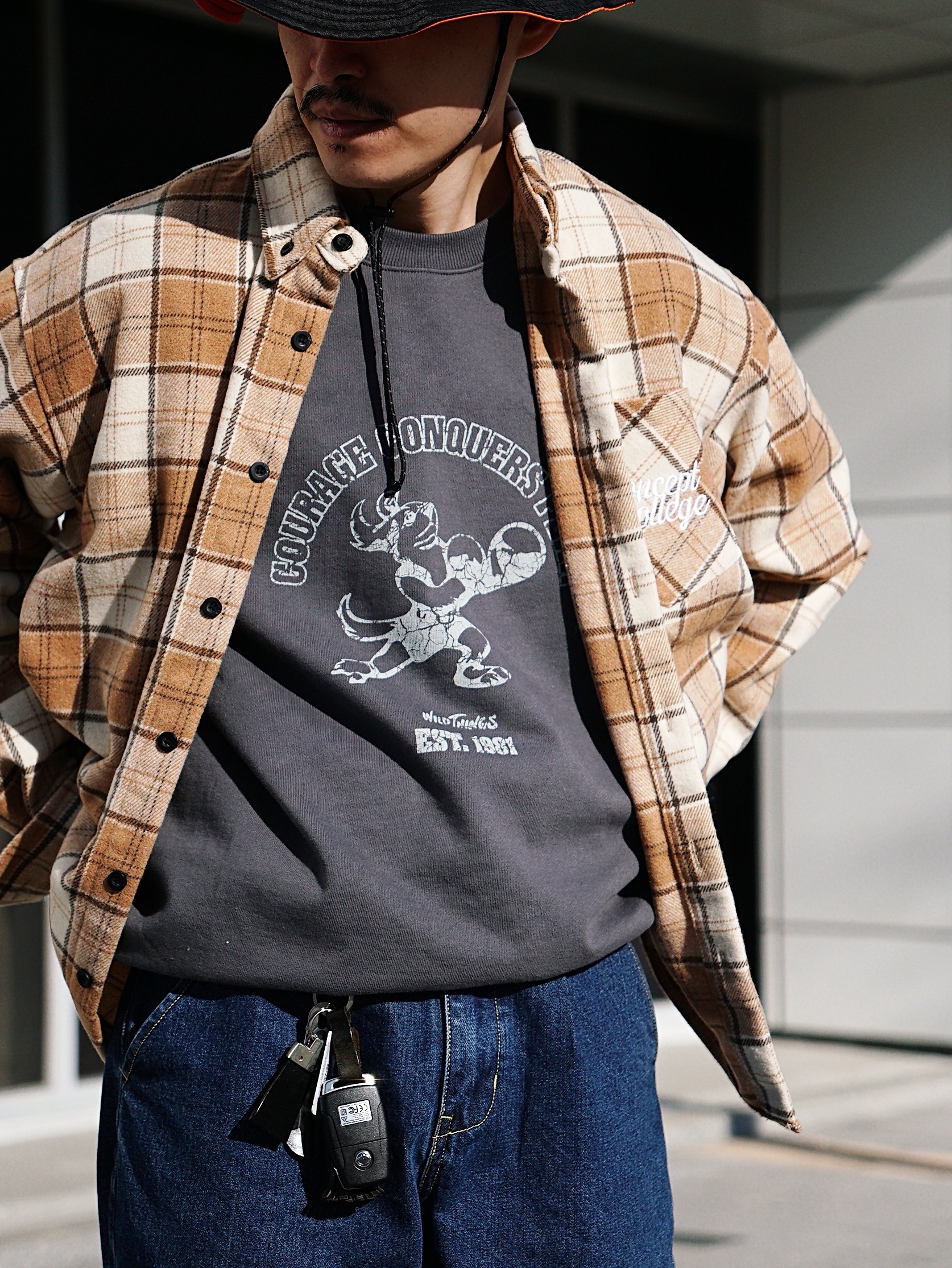 Wildthings Vintage Sweatshirts(WILD DOG) Graphite 착용 스타일 - 2