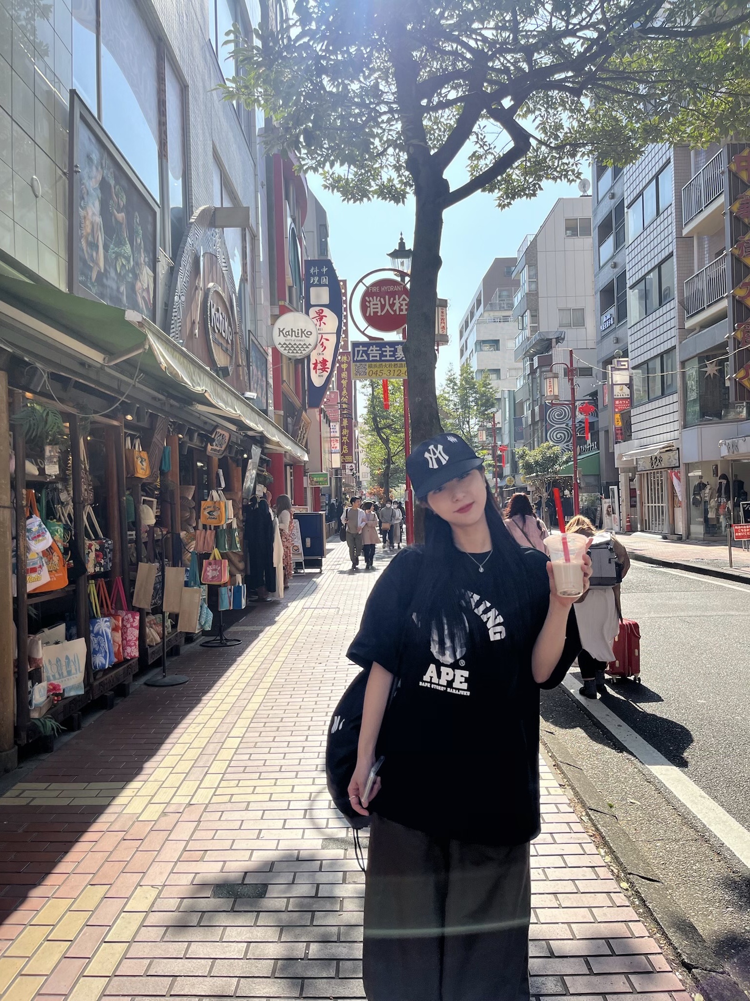 BAPE Store Harajuku Camo College T-Shirt Black, Needles x LHP H.D. Track Pants Poly Smooth Wide Olive 착용 스타일 - 3