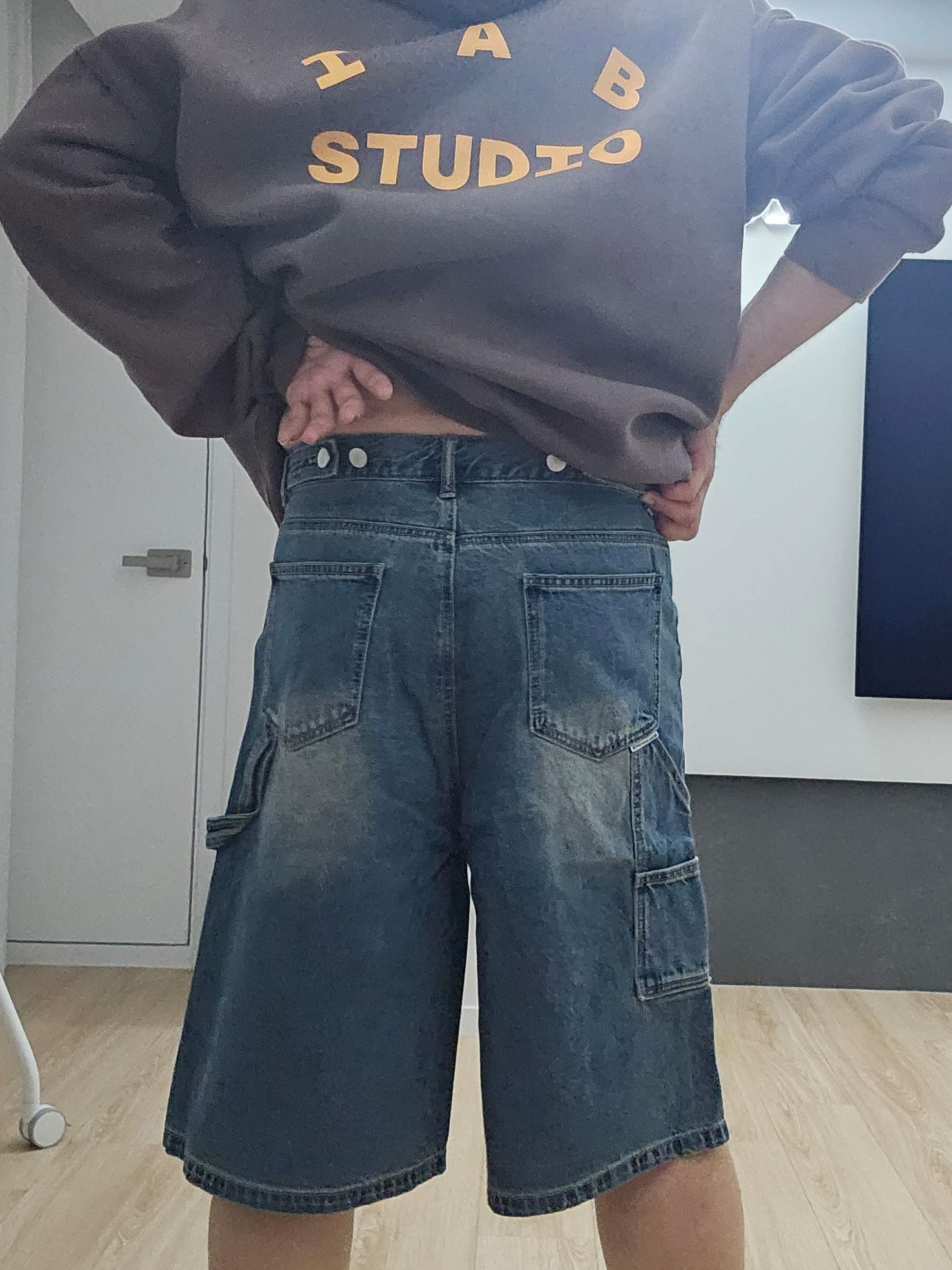 Thevinylhouse Carpenter Denim Shorts Blue, Kia Tigers x IAB Studio V12 Hoodie Brown 착용 스타일