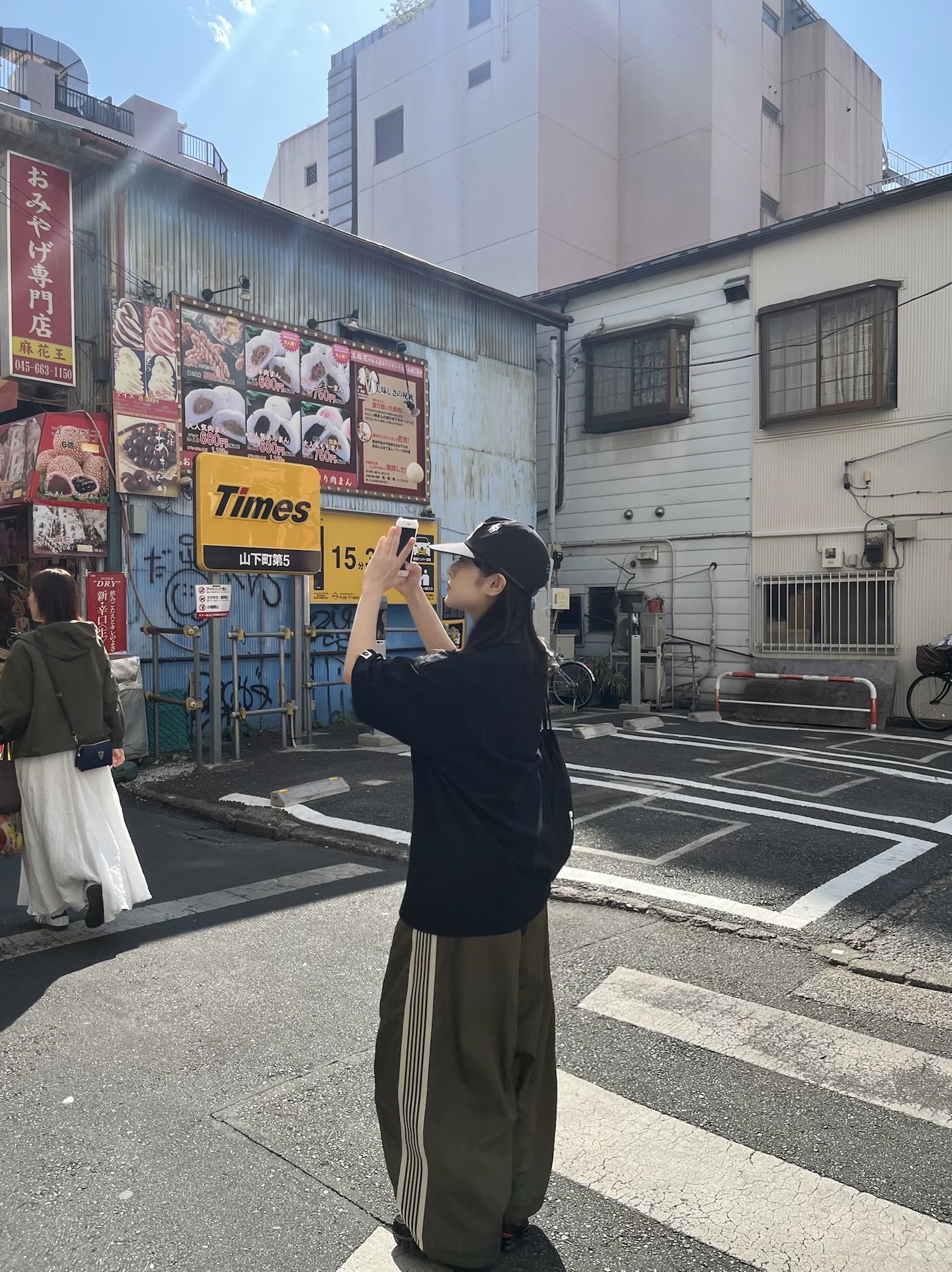 BAPE Store Harajuku Camo College T-Shirt Black, Needles x LHP H.D. Track Pants Poly Smooth Wide Olive 착용 스타일 - 1