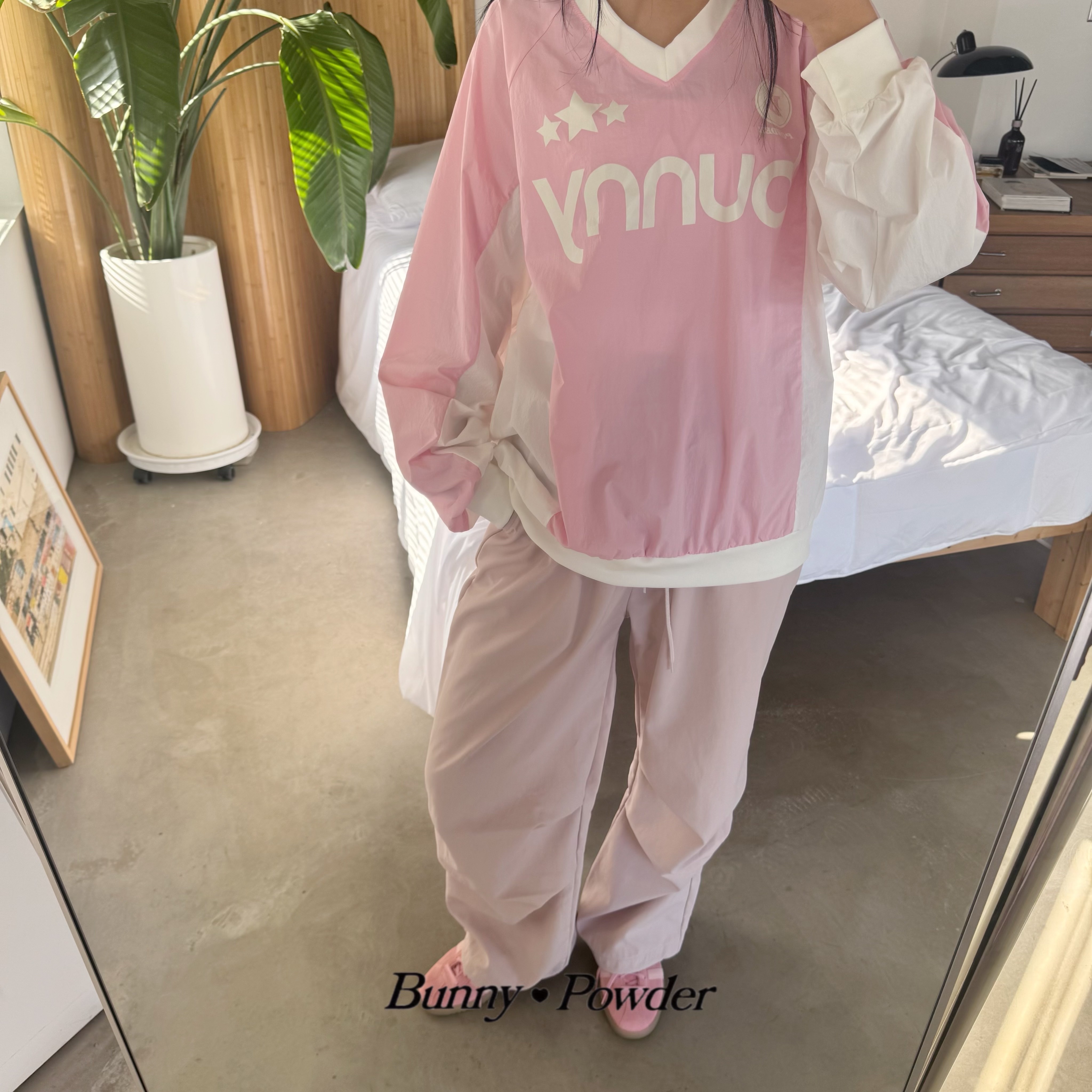 Adidas Bermuda Glow Pink 착용 스타일 - 1