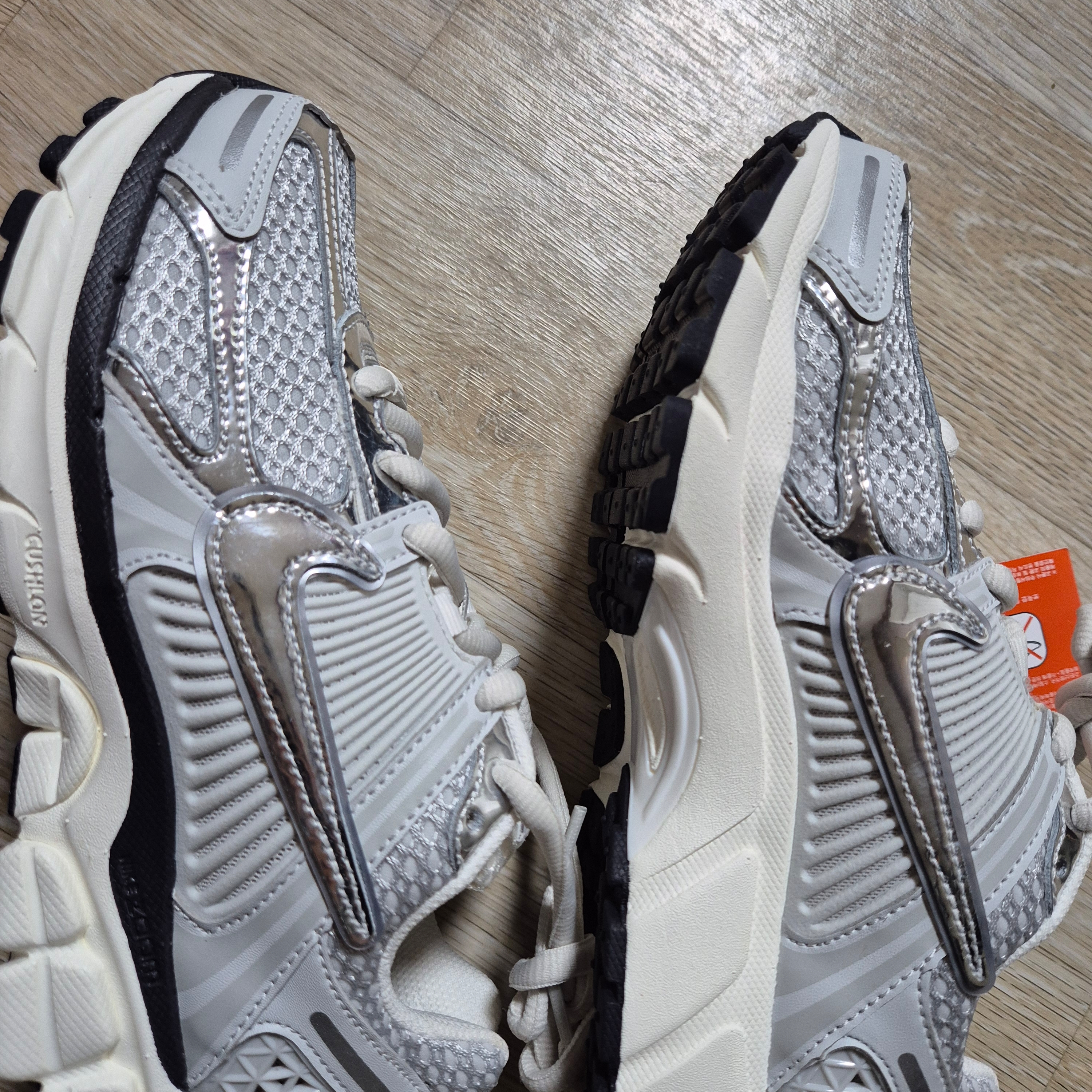 (W) Nike Zoom Vomero 5 Photon Dust and Metallic Silver 착용 스타일
