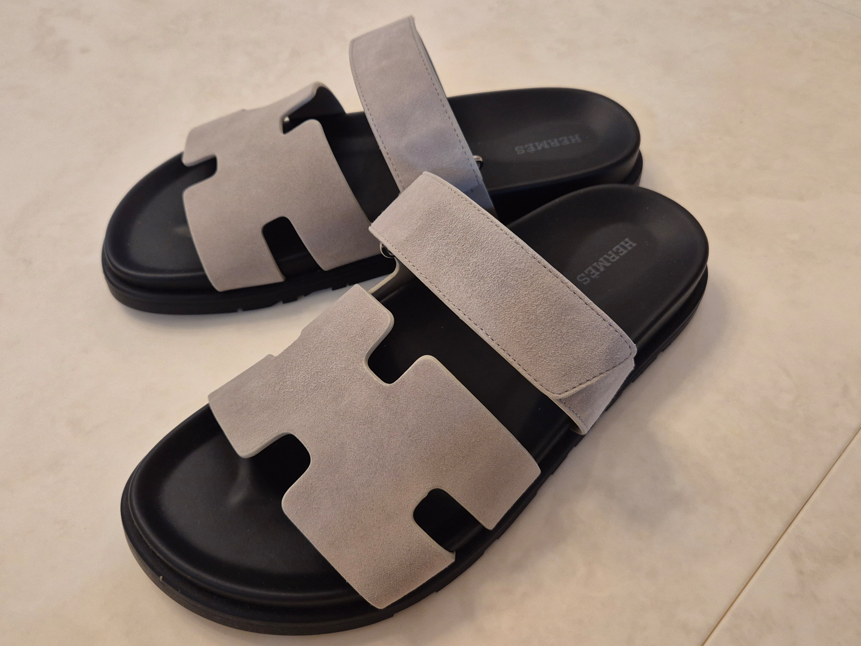 Hermes Chypre Sandal Suede Goatskin & Beige Esquisse 착용 스타일 - 1