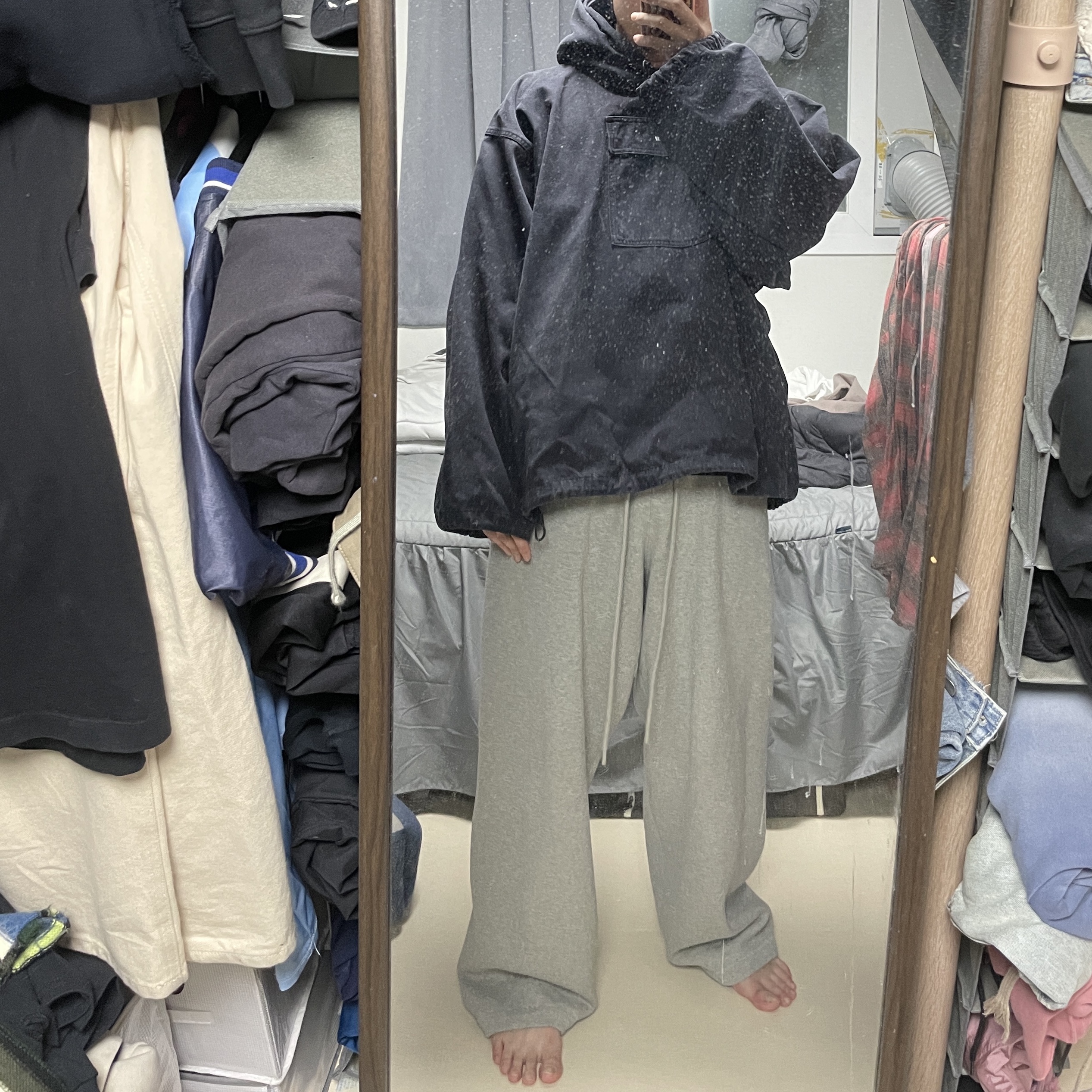 Yeezy Gap Engineered By Balenciaga Sateen Anorak Black 착용 스타일 - 2