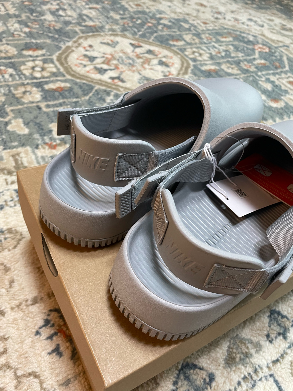 Nike Calm Mule Light Smoke Grey 착용 스타일 - 3