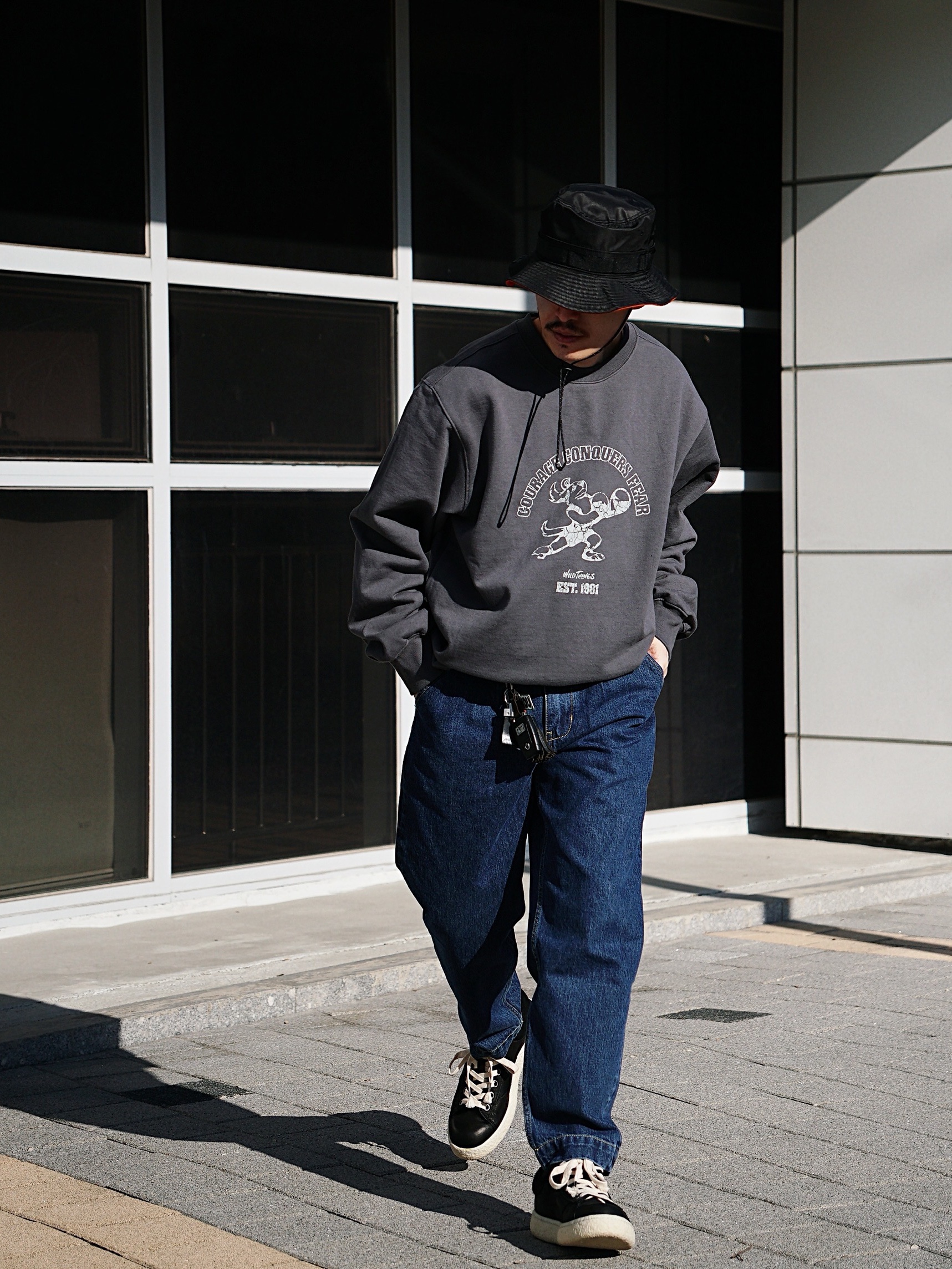 Wildthings Vintage Sweatshirts(WILD DOG) Graphite 착용 스타일 - 4