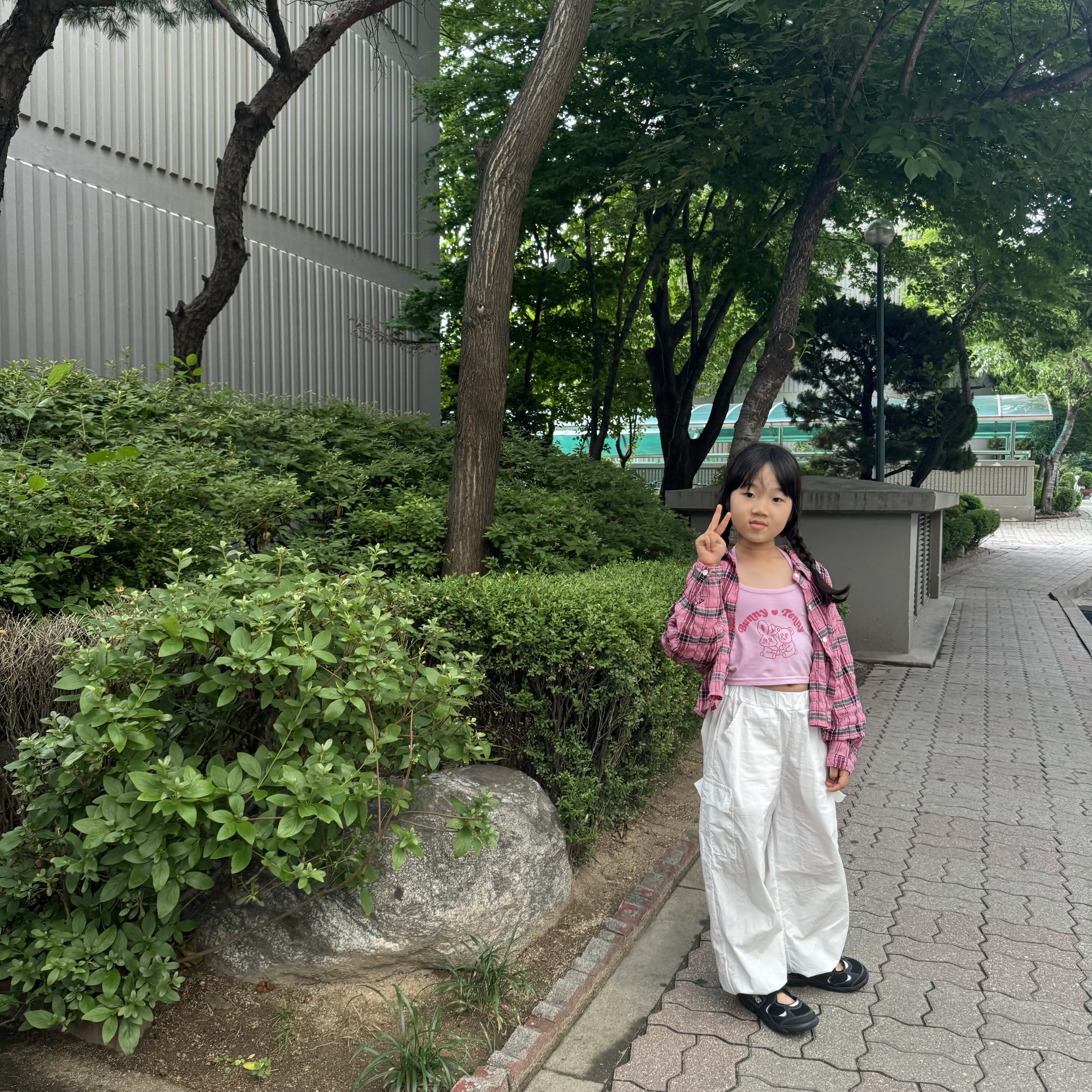(키즈) 뉴발란스 프리들 920 샌들 블랙 착용 스타일 - 5