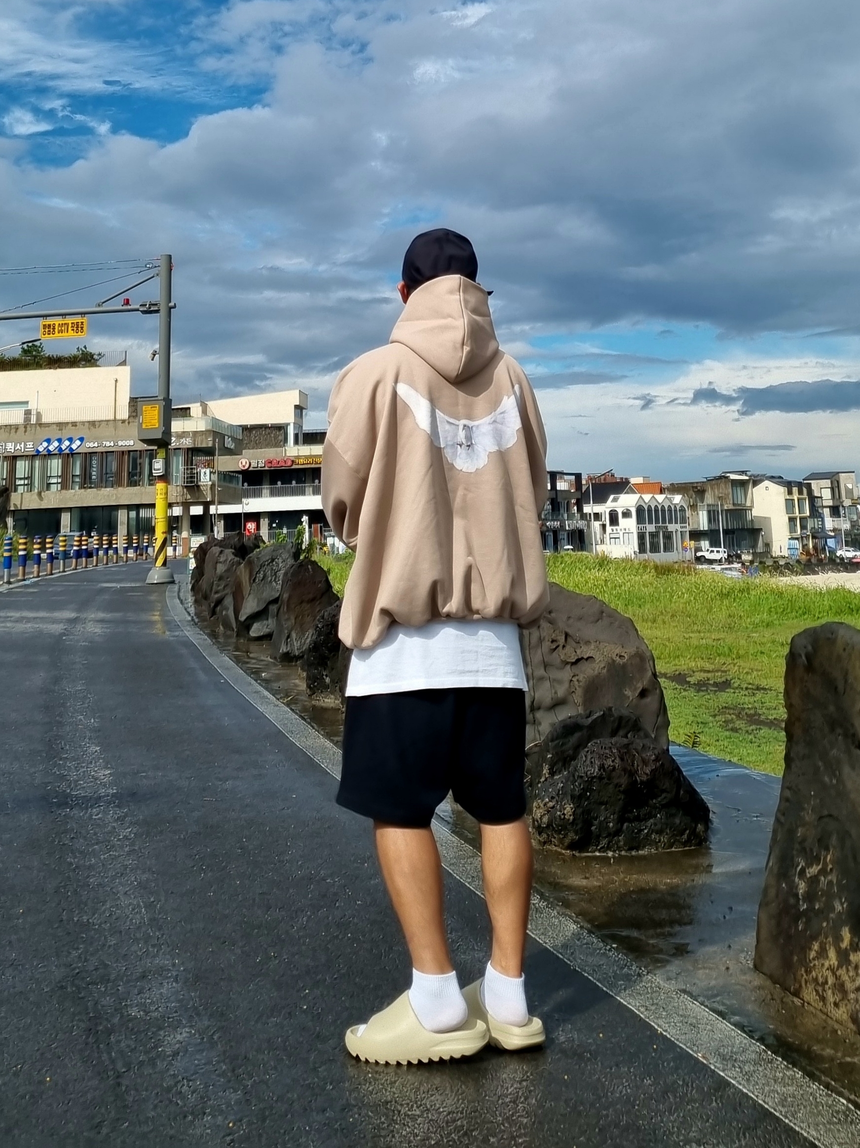 Yeezy Gap Engineered By Balenciaga Dove Hoodie Beige 착용 스타일