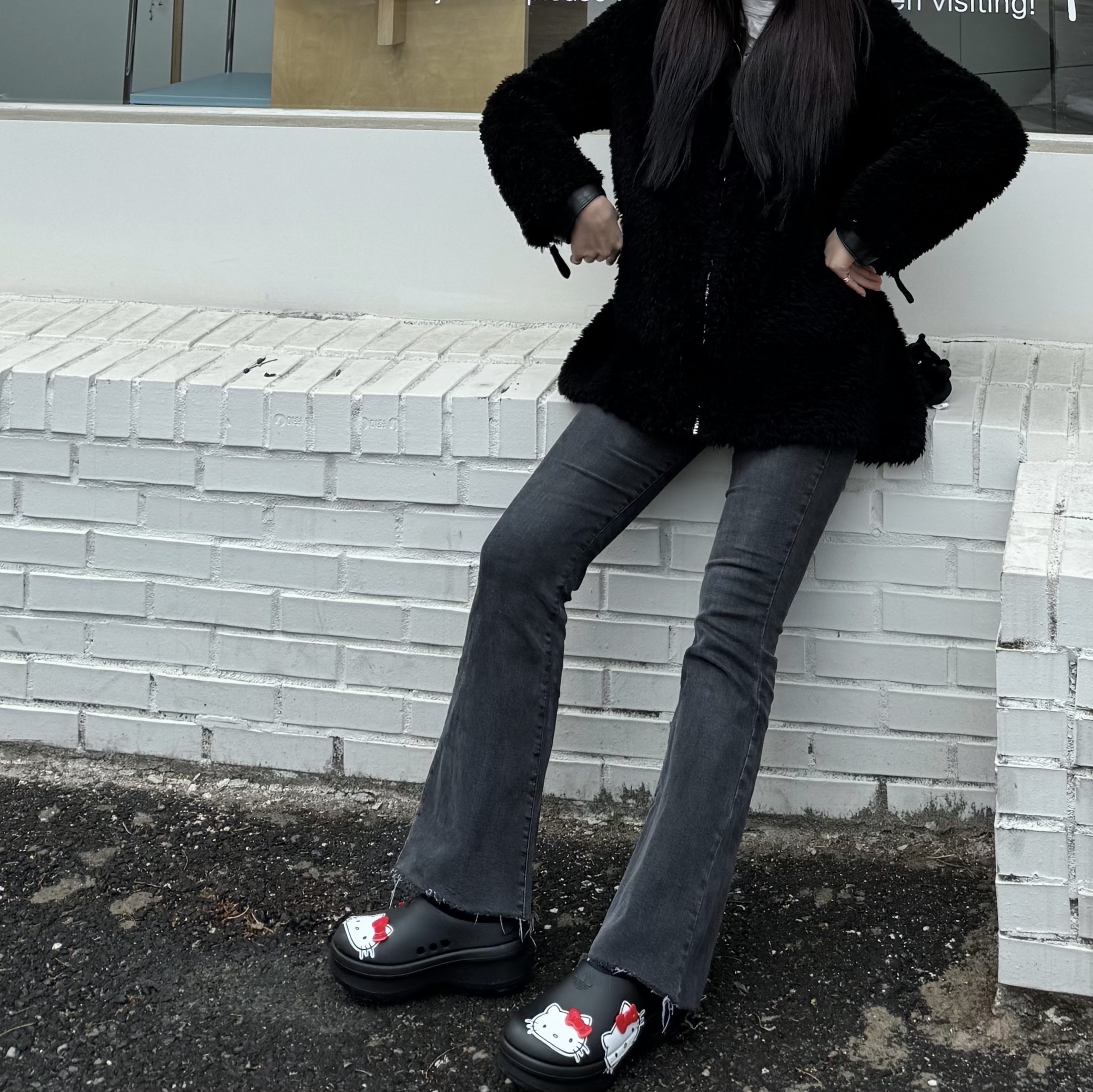 (W) 아디다스 x 헬로 키티 아디폼 스탠 스미스 뮬 코어 블랙 레드 클라우드 화이트 착용 스타일 - 3