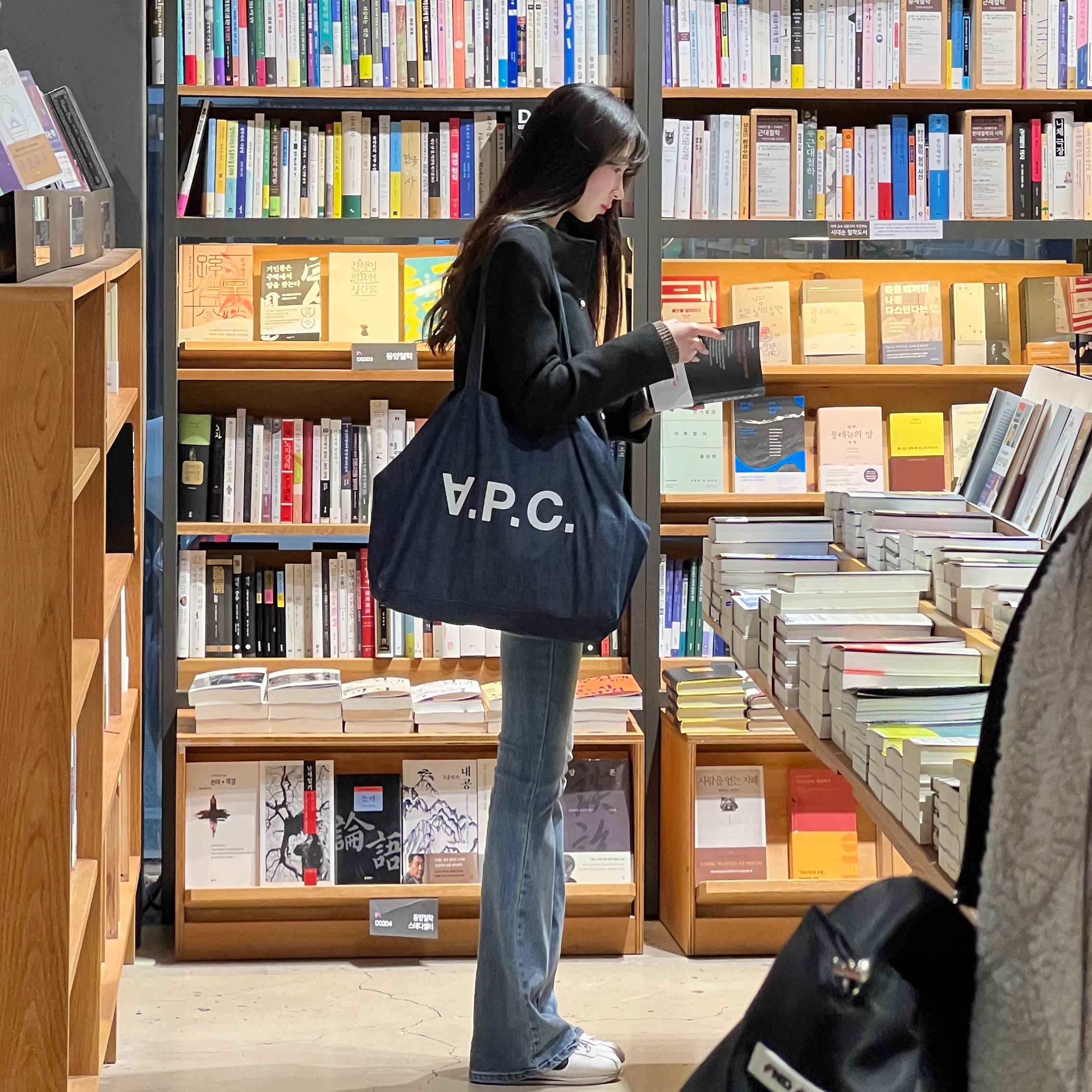 A.P.C. Daniela Shopping Bag Indigo, (W) Nike Cortez Leather White Black 착용 스타일