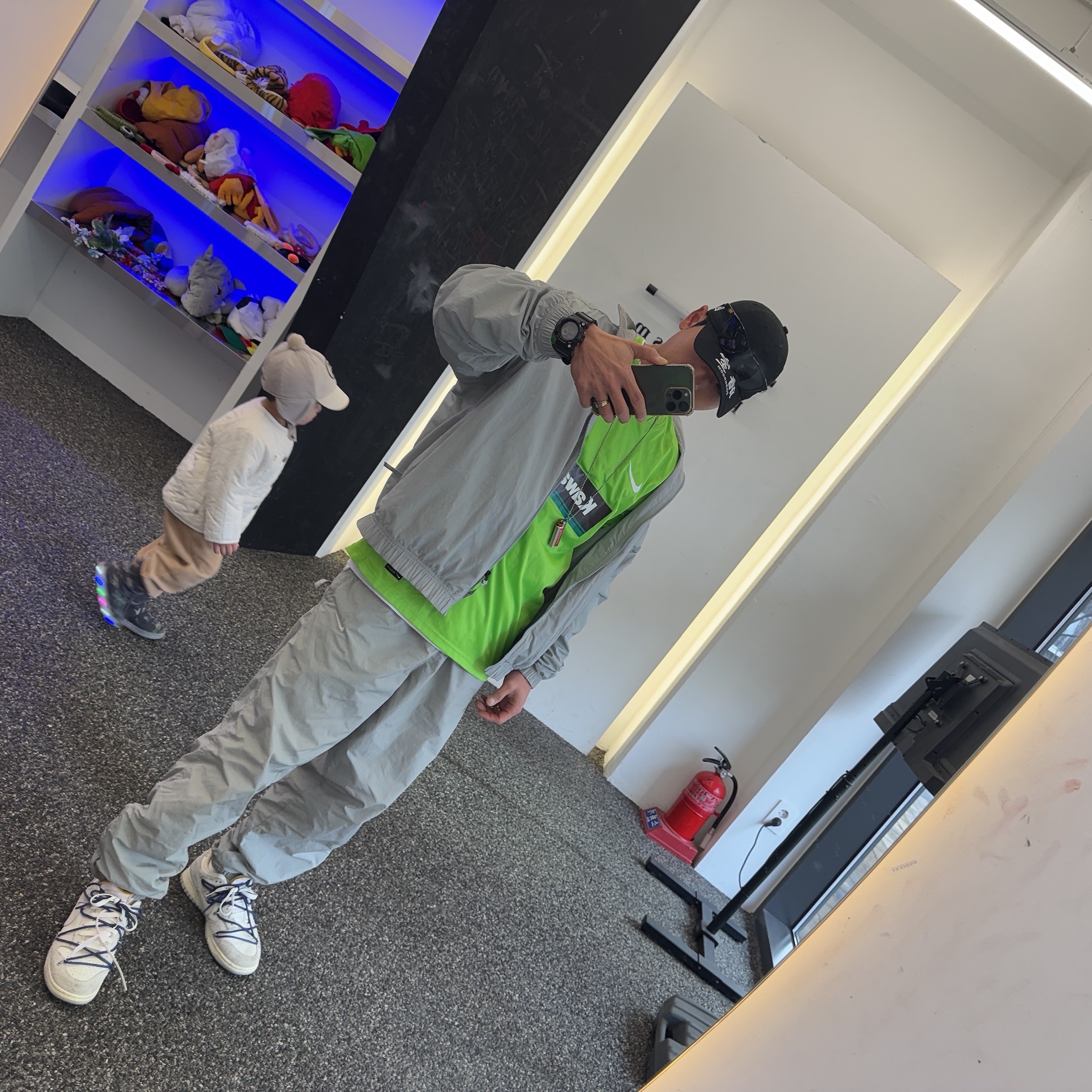 Darkr8m Studio x New Era Unstructured Ball Cap Black, Nike M NRG Track Jacket Light Smoke Grey 착용 스타일 - 1