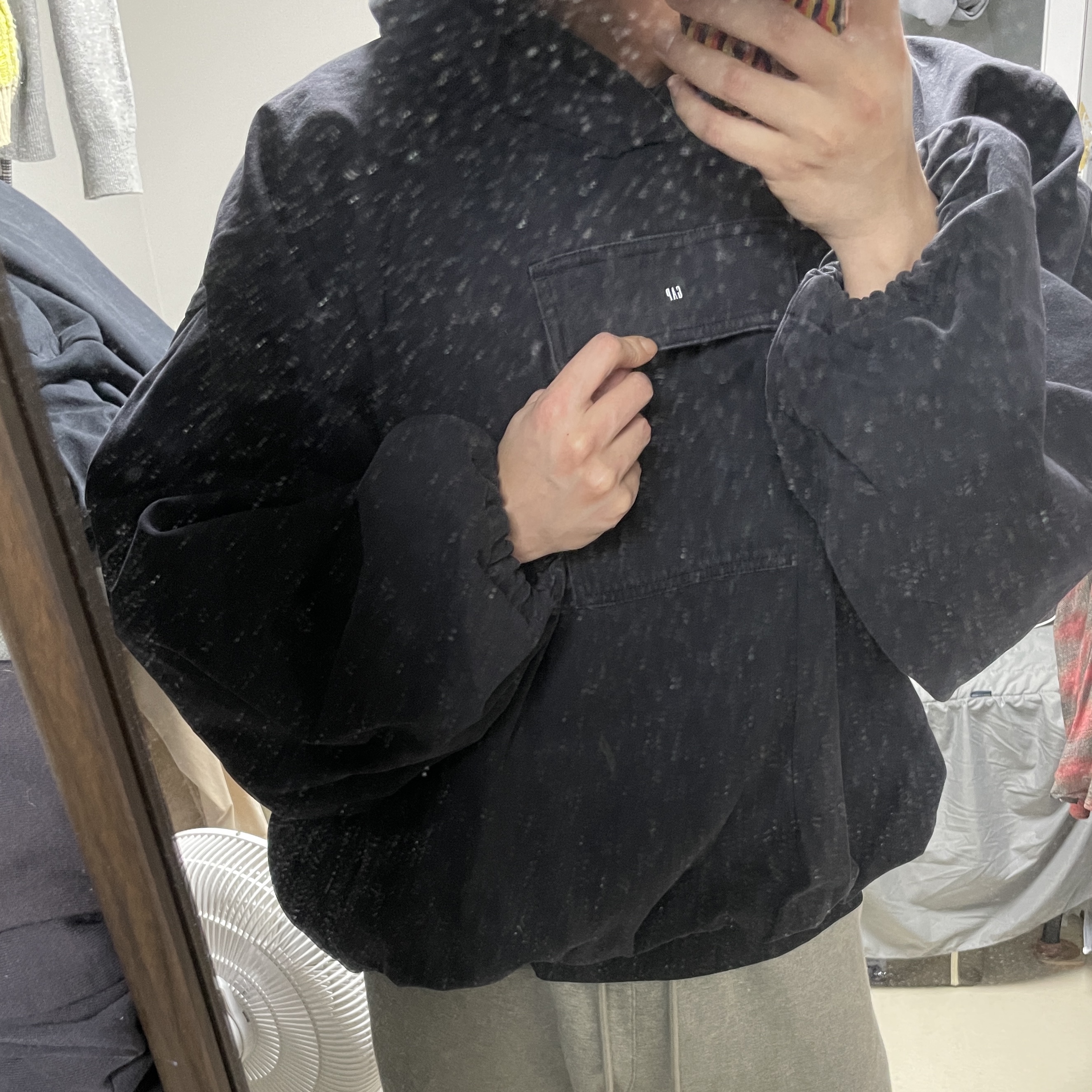 Yeezy Gap Engineered By Balenciaga Sateen Anorak Black 착용 스타일 - 5