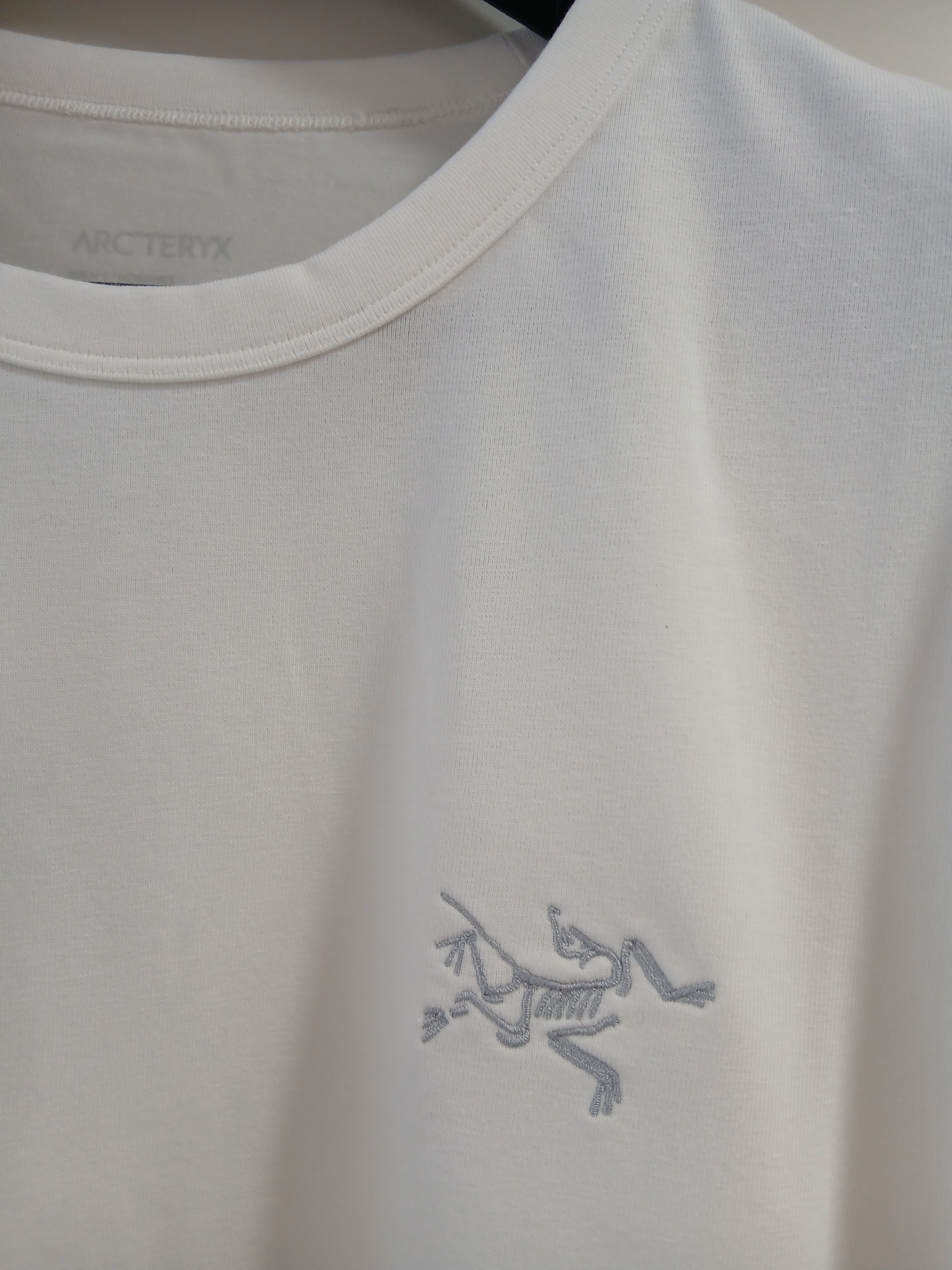 Arc'teryx Captive Arc'word SS T-Shirt White Light, Arc'teryx Captive Arc'Word SS T-Shirt White Light 착용 스타일 - 2